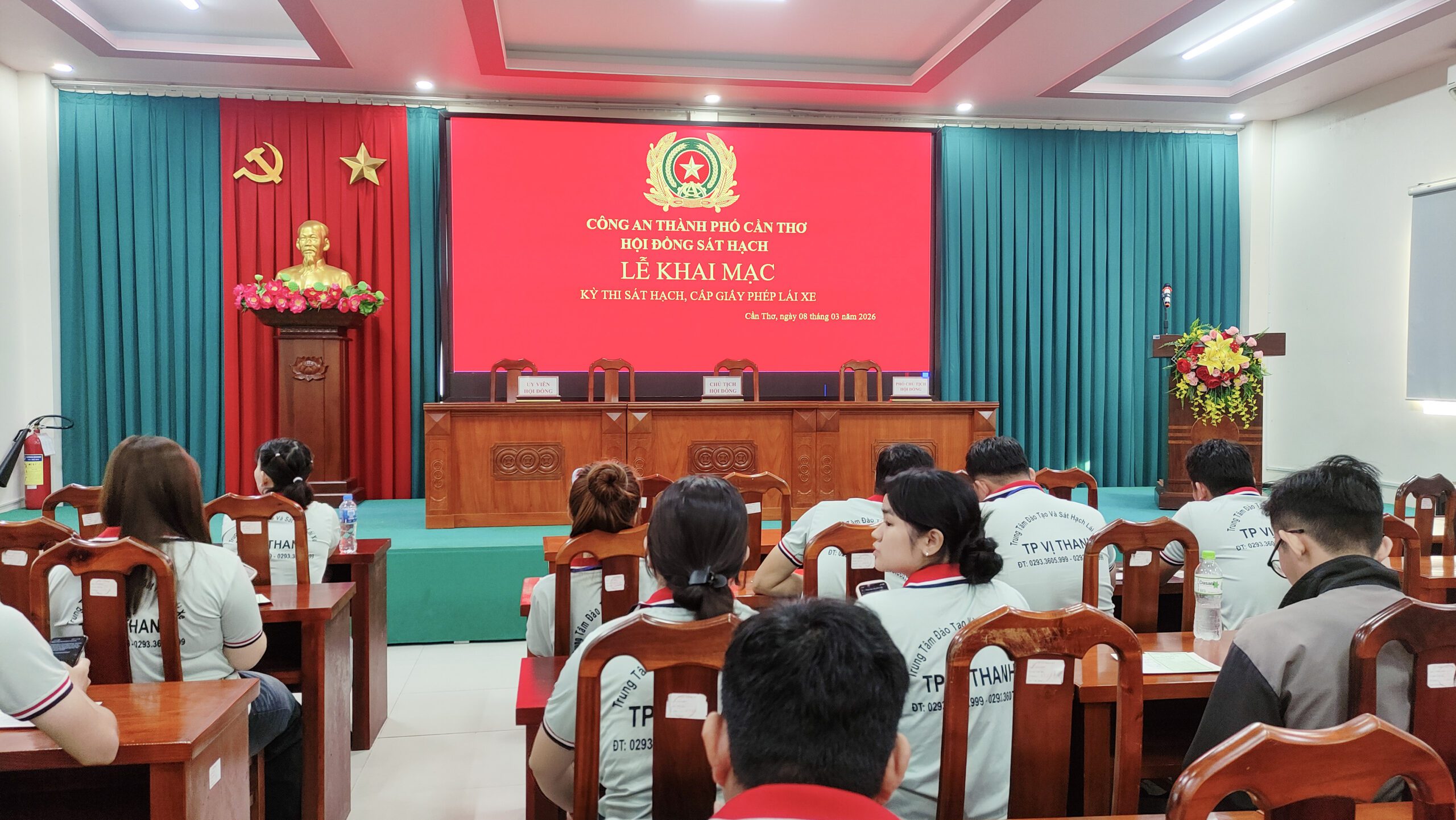 Hình ảnh học viên tập trung tại hội trường trung tâm