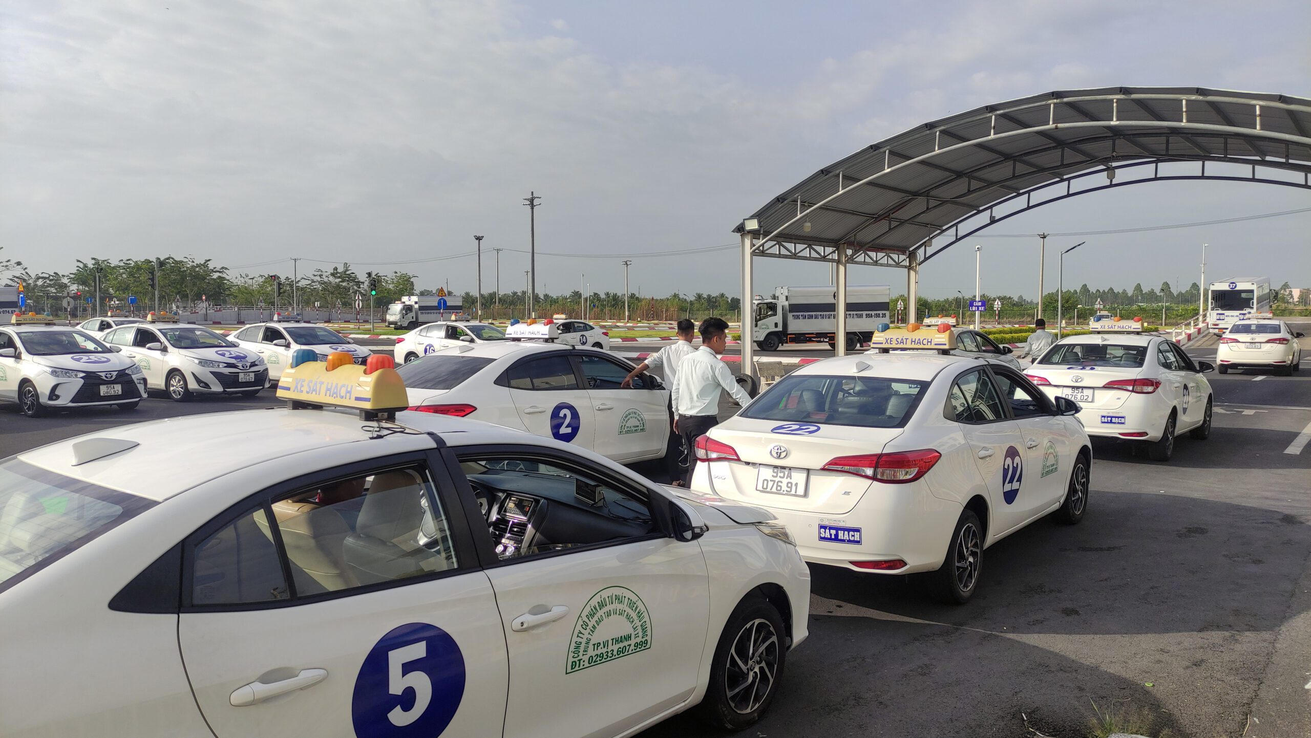 Hình ảnh các xe được bố trí trong sân thi sa hình