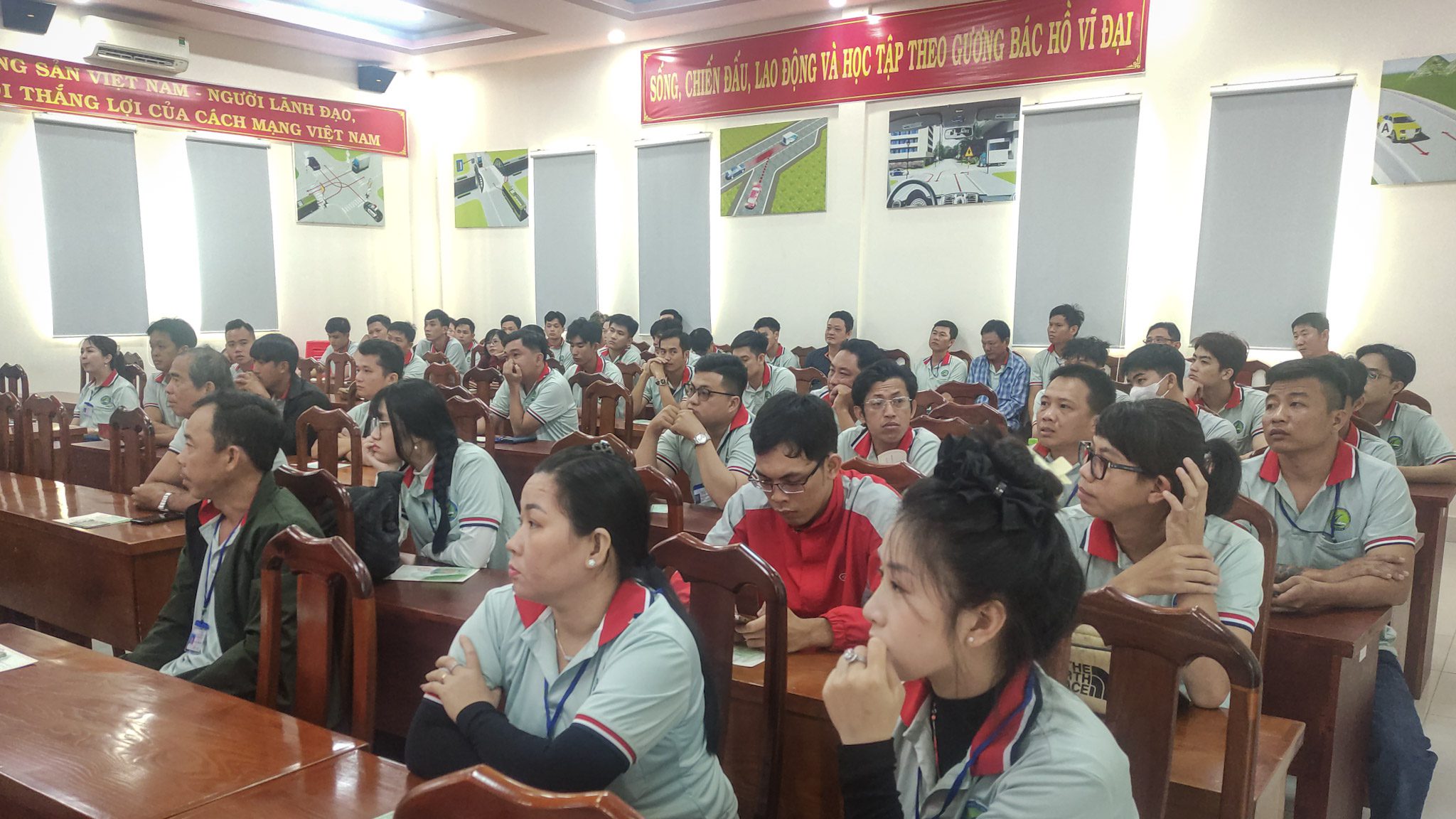 SÁT HẠCH LÁI XE 01/03/2026 TẠI TRUNG TÂM ĐÀO TẠO & SÁT HẠCH LÁI XE THÀNH PHỐ VỊ THANH 2 Hình ảnh học viên tập trung tại hội trường Trung tâm đào tạo và sát hạch lái xe Thành phố Vị Thanh