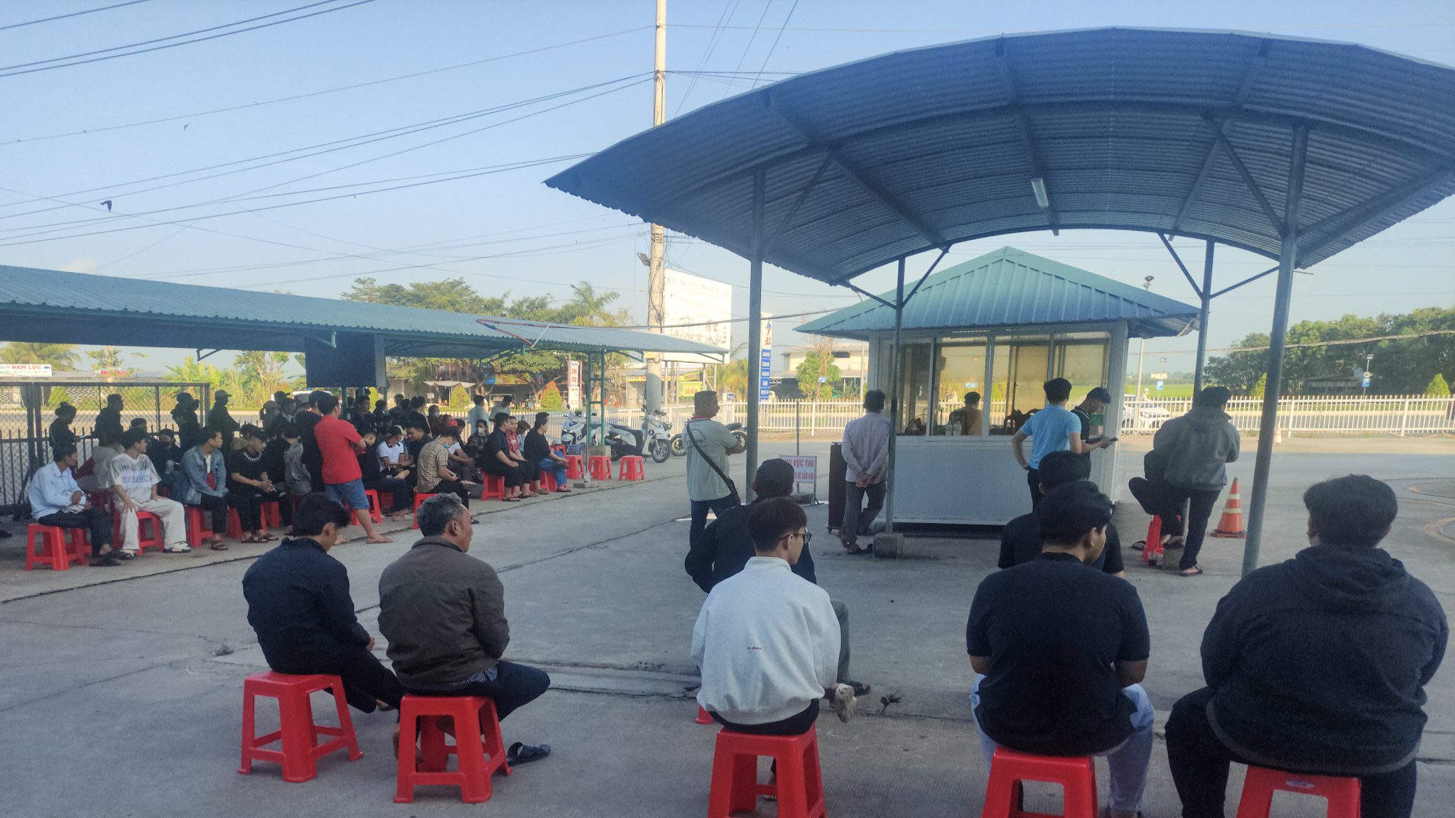 SÁT HẠCH LÁI XE 01/03/2026 TẠI TRUNG TÂM ĐÀO TẠO & SÁT HẠCH LÁI XE THÀNH PHỐ VỊ THANH 6 Hình ảnh học viên tập trung tại sân thi mô tô hạng A