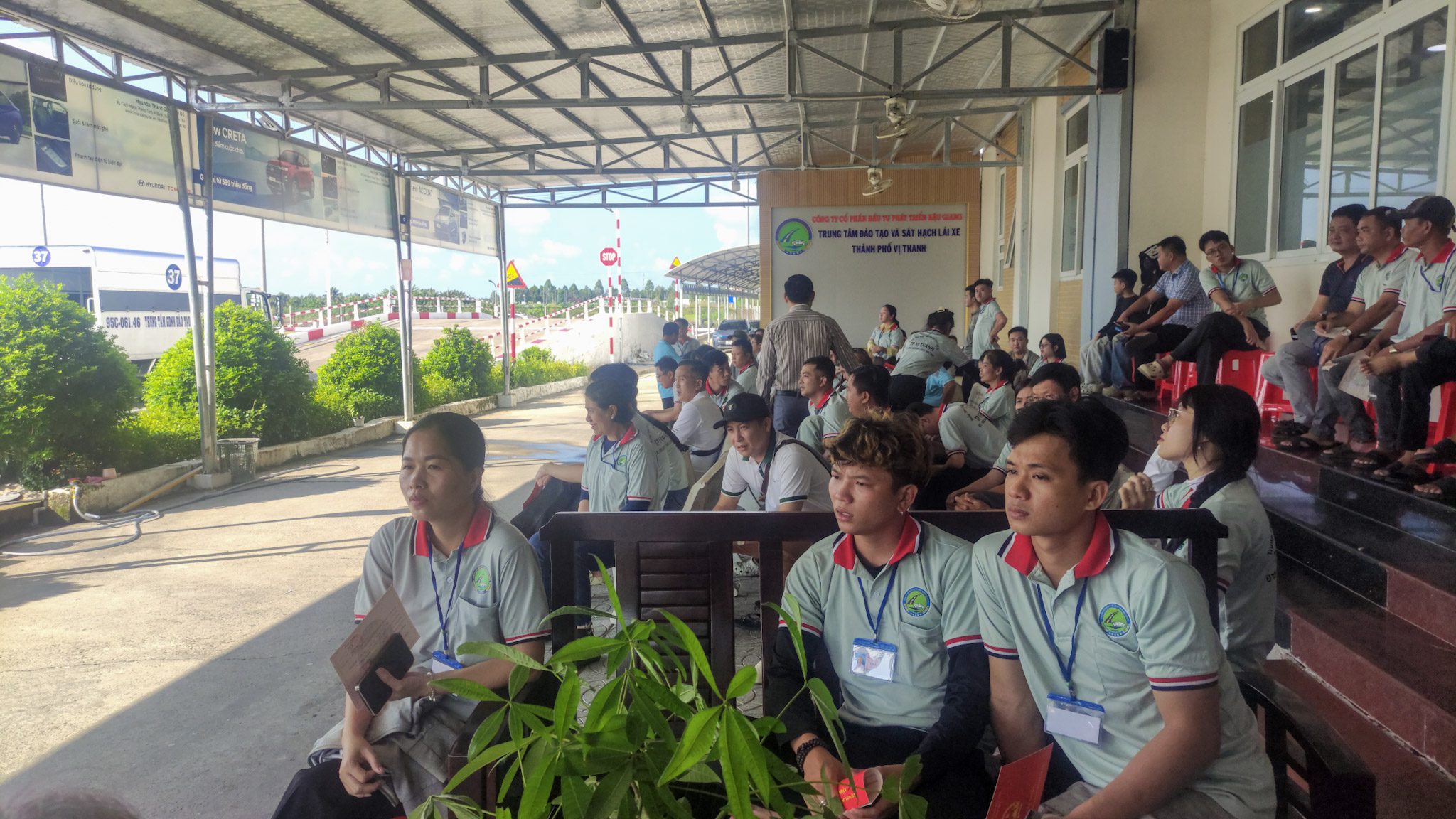 SÁT HẠCH LÁI XE 01/03/2026 TẠI TRUNG TÂM ĐÀO TẠO & SÁT HẠCH LÁI XE THÀNH PHỐ VỊ THANH 4 Hình ảnh học viên tại sảnh chờ sân thi sa hình