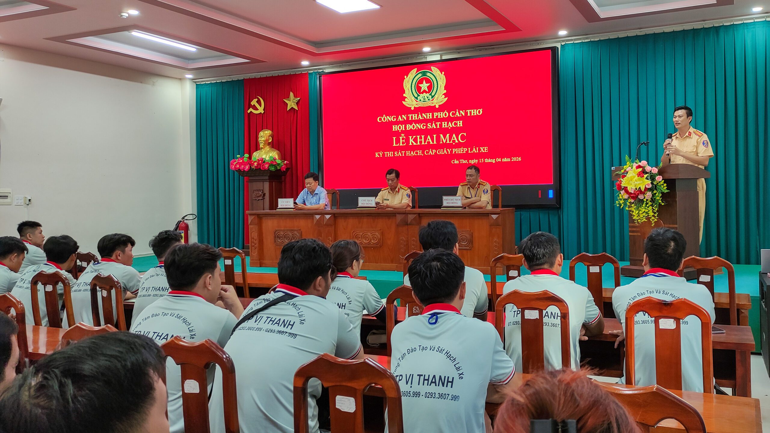 Hình ảnh lễ khai mạc tại hội trường Trung tâm đào tạo và sát hạch lái xe Thành phố Vị Thanh