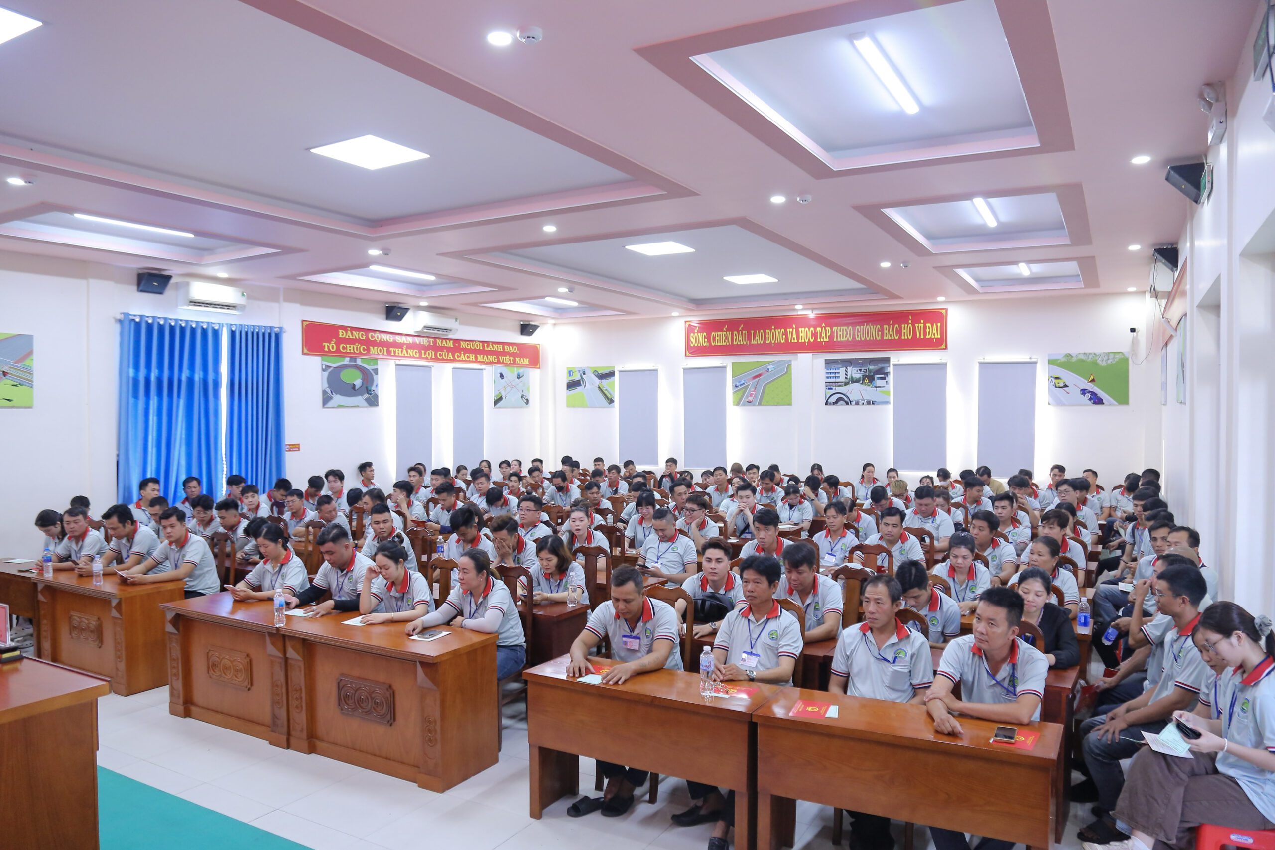 Hình ảnh học viên tập trung tại hội trường Trung tâm đào tạo và sát hạch lái xe thành phố Cần Thơ