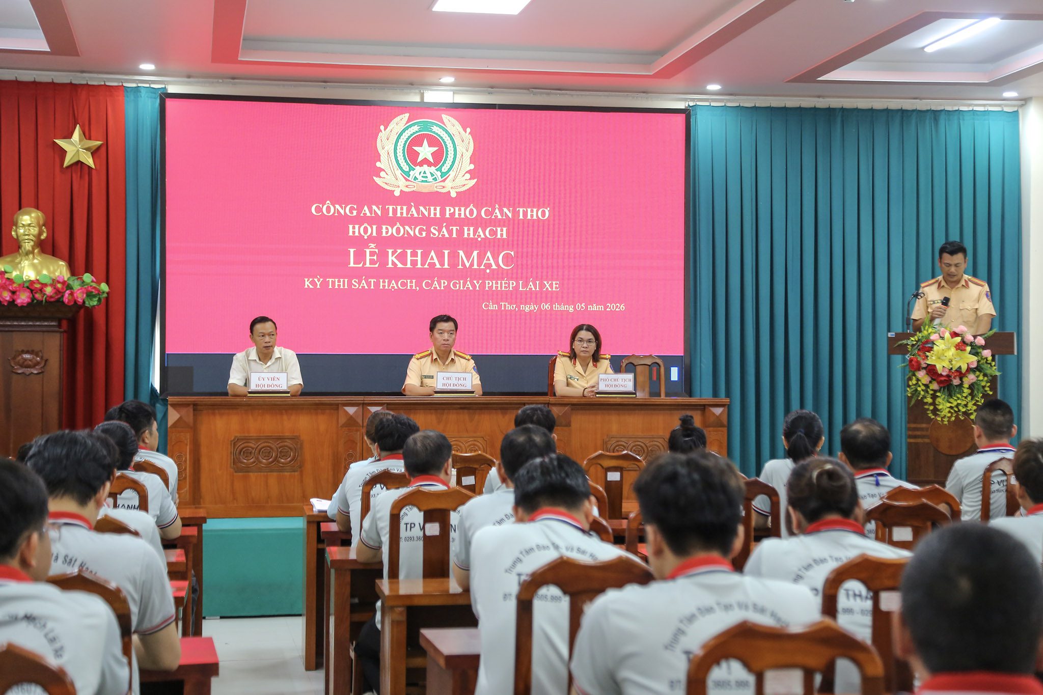Hình ảnh lễ khai mạc kỳ sát hạch lái xe tại hội trường Trung tâm đào tạo và sát hạch lái xe thành phố Vị Thanh
