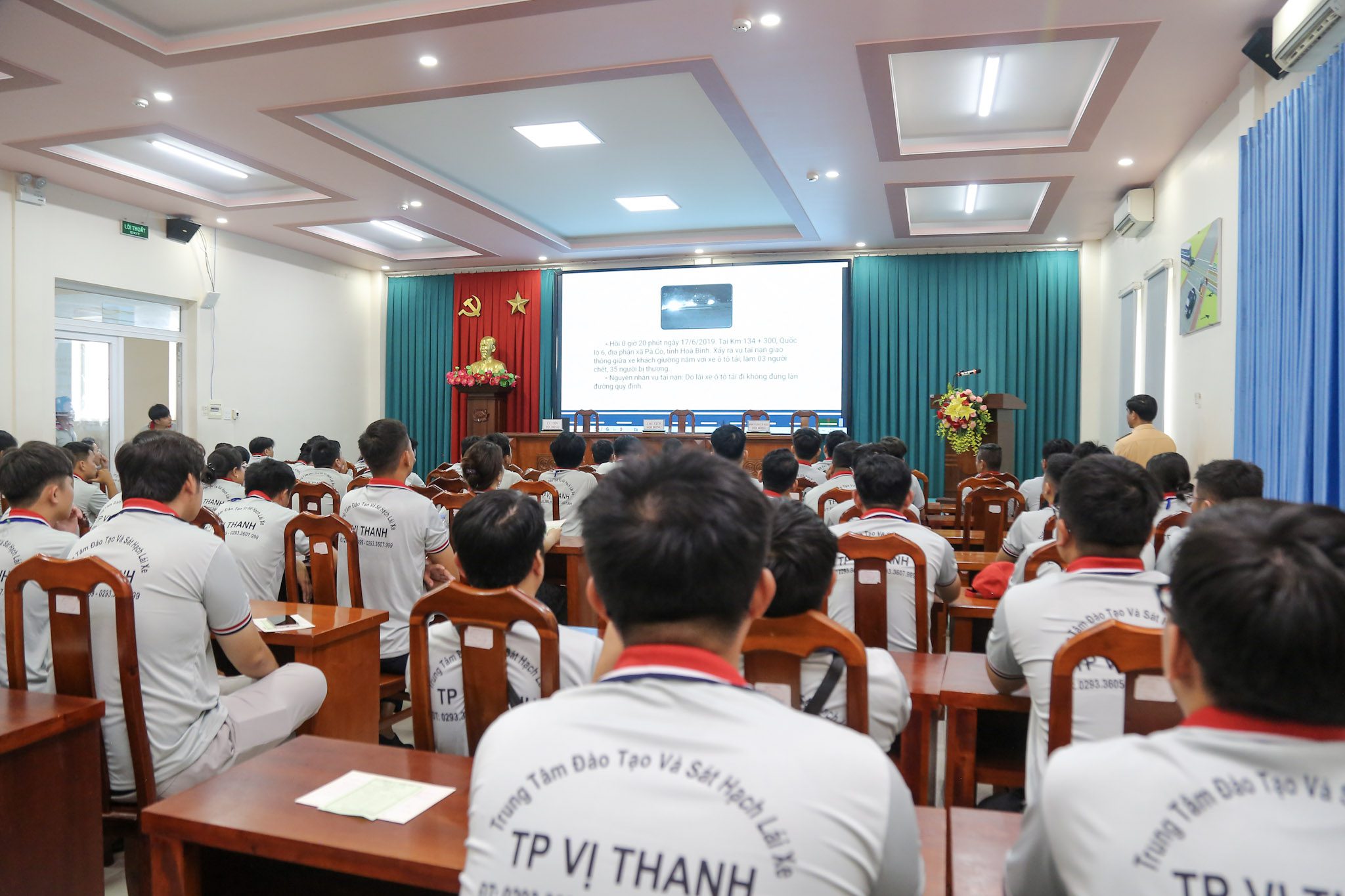 SÁT HẠCH LÁI XE 20/05/2026 TẠI TRUNG TÂM ĐÀO TẠO & SÁT HẠCH LÁI XE THÀNH PHỐ VỊ THANH 2 Hình ảnh trình chiếu video tuyên truyền về ý thức chấp hành An toàn giao thông