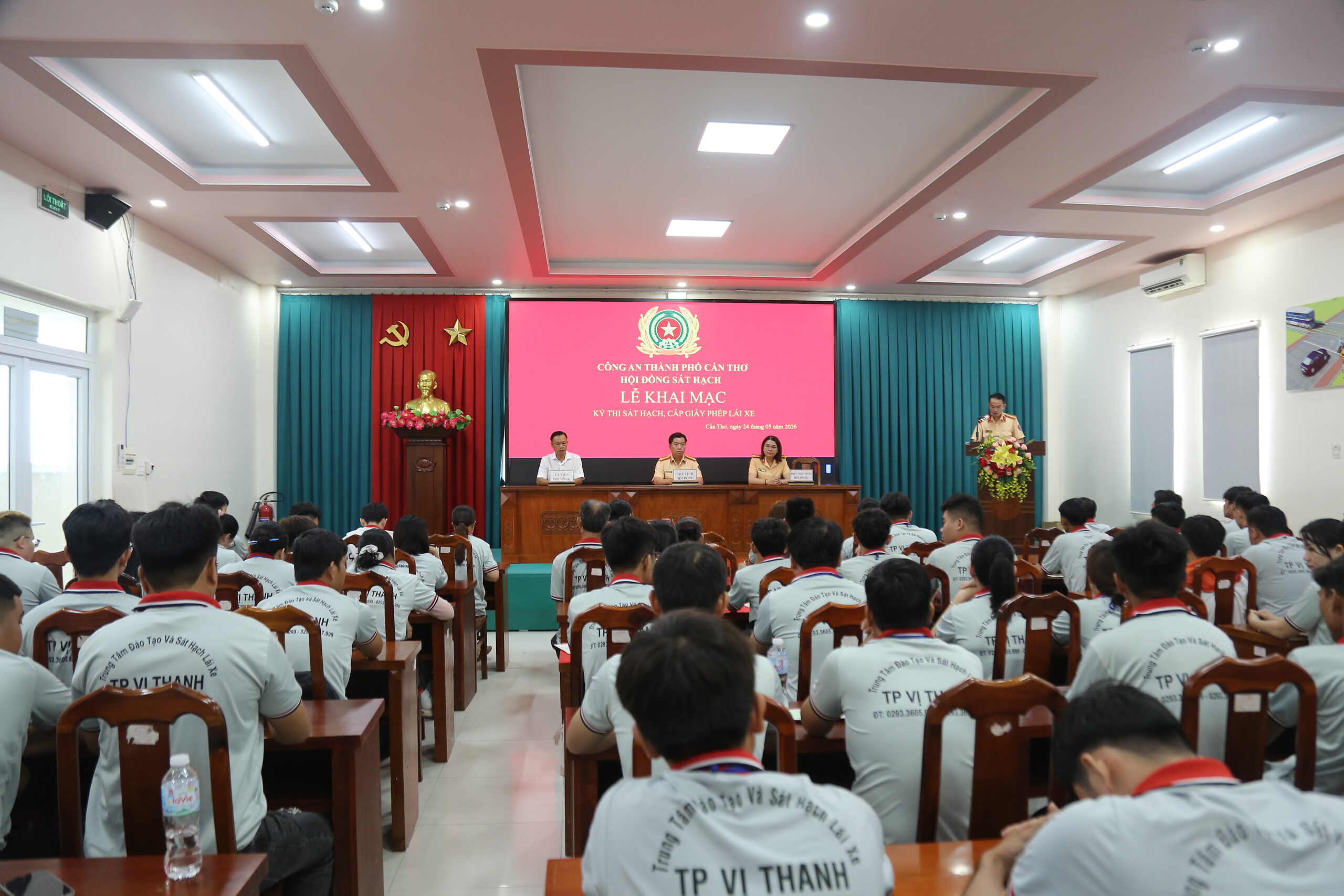 SÁT HẠCH LÁI XE 24/05/2026 TẠI TRUNG TÂM ĐÀO TẠO & SÁT HẠCH LÁI XE THÀNH PHỐ VỊ THANH 2 Hình ảnh lễ khai mạc diễn ra tại hội trường Trung tâm đào tạo và sát hạch lái xe thành phố Vị Thanh