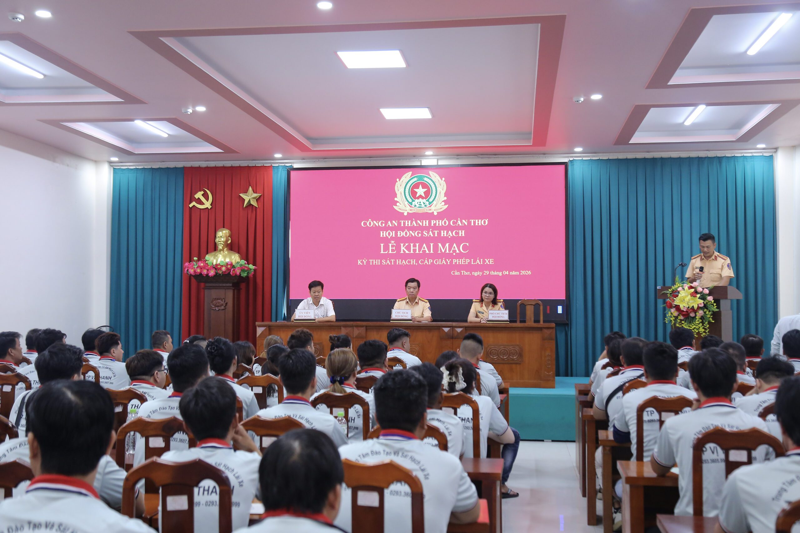 Hình ảnh lễ khai mạc tại hội trường Trung tâm đào tạo và sát hạch lái xe thành phố Cần Thơ