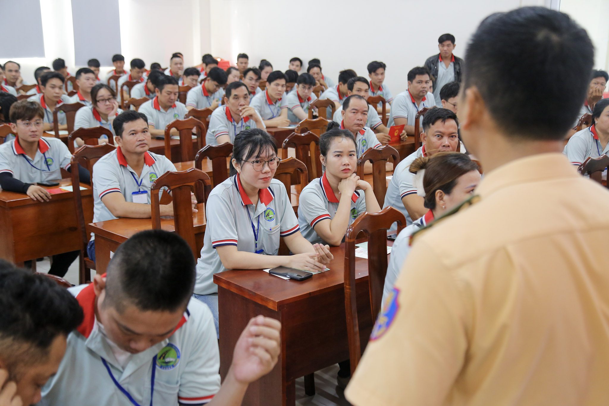 Hình ảnh sát hạch viên chia sẻ và hướng dẫn những lưu ý trong quá trình thi cho học viên