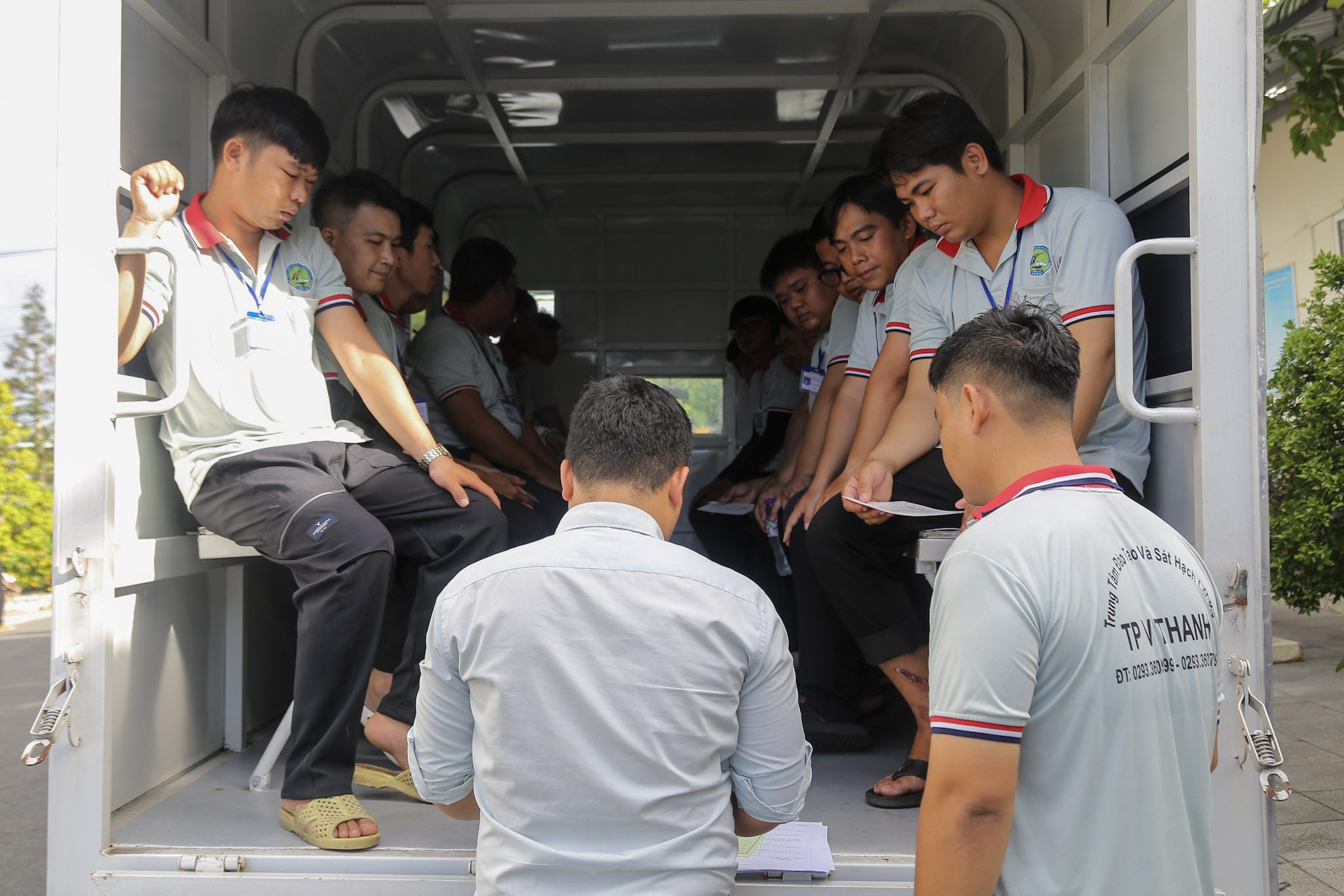 SÁT HẠCH LÁI XE 17/05/2026 TẠI TRUNG TÂM ĐÀO TẠO & SÁT HẠCH LÁI XE THÀNH PHỐ VỊ THANH 4 Hình ảnh học viên trước phần thi đường trường