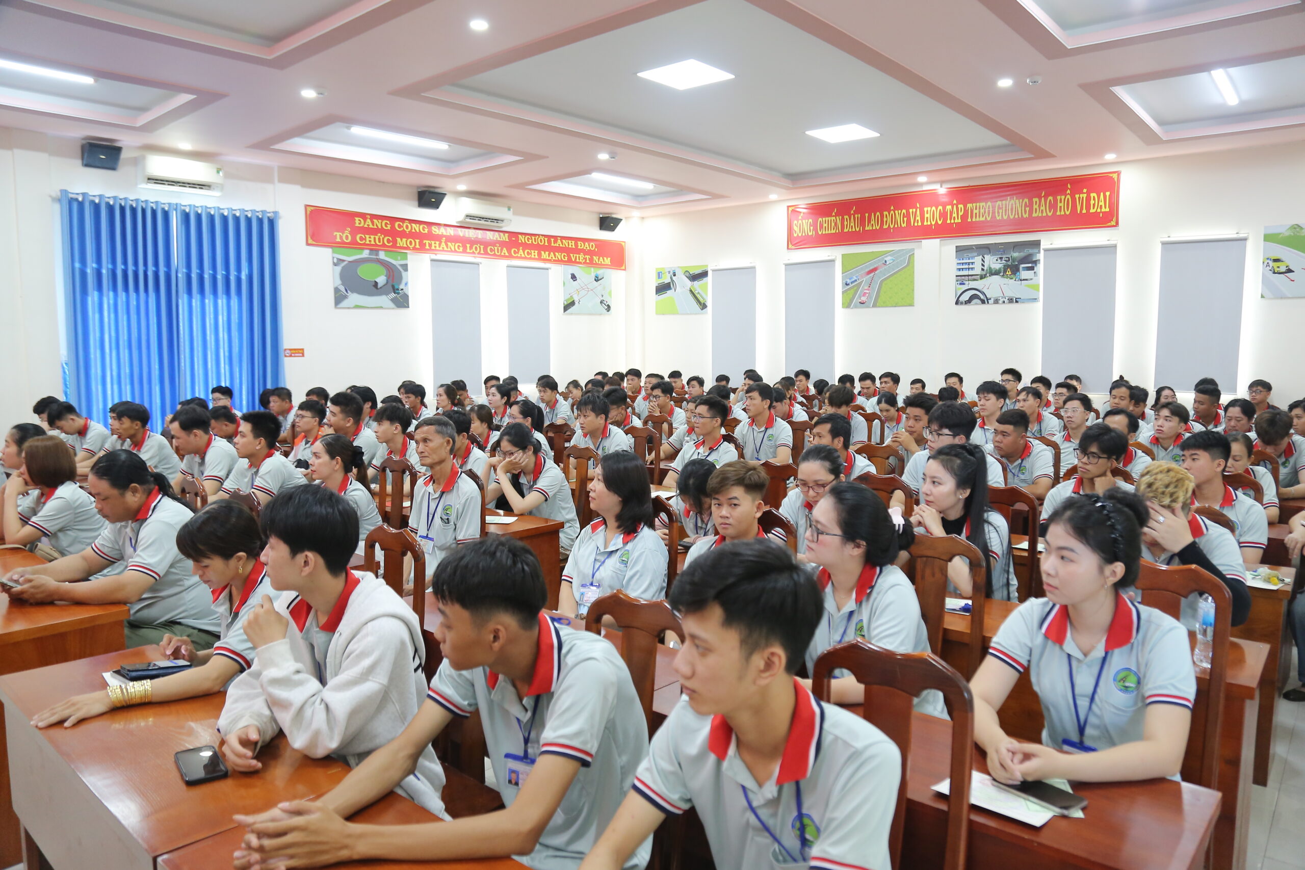 SÁT HẠCH LÁI XE 24/05/2026 TẠI TRUNG TÂM ĐÀO TẠO & SÁT HẠCH LÁI XE THÀNH PHỐ VỊ THANH 1 Hình ảnh học viên tập trung tại hội trường Trung tâm đào tạo và sát hạch lái xe thành phố Vị Thanh