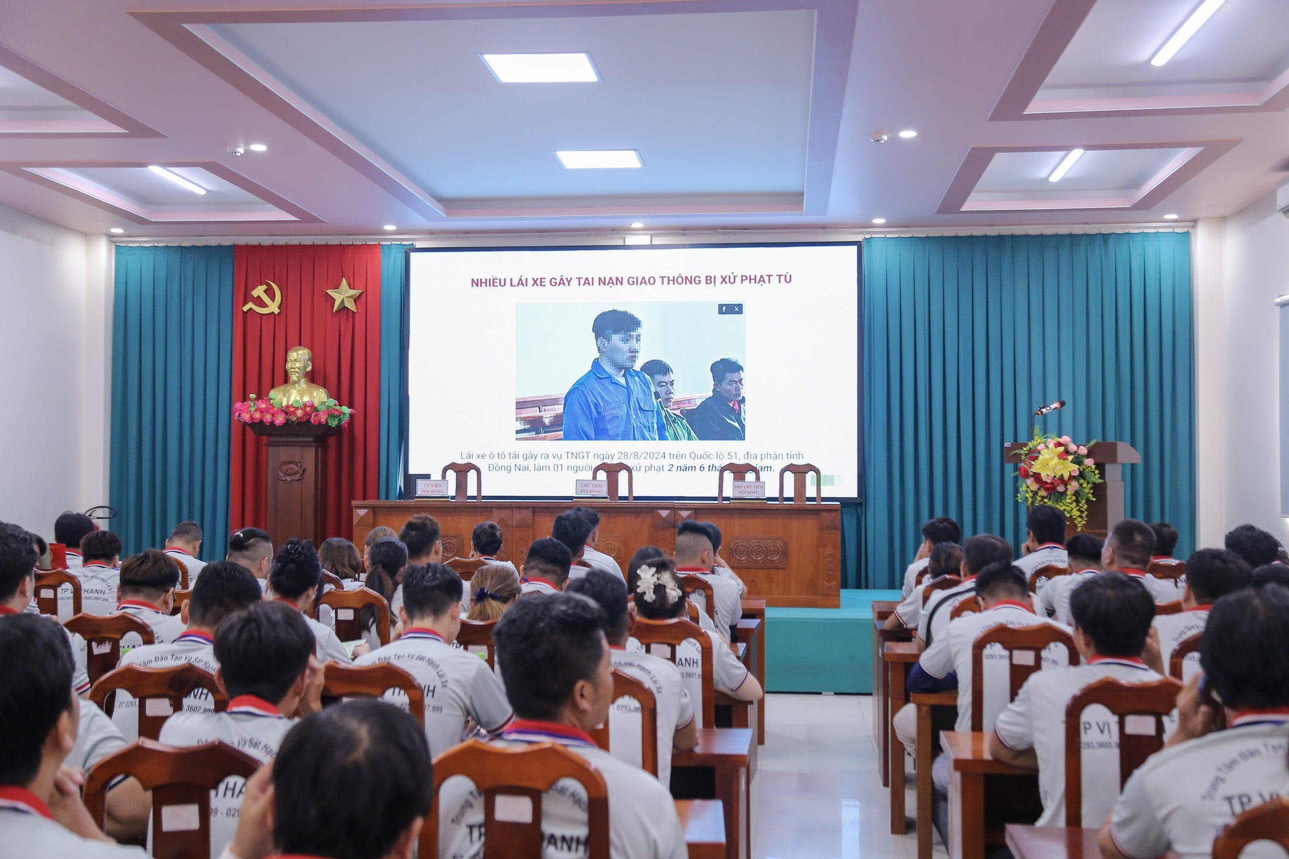 Hình ảnh học viên xem video tuyên truyền về nguyên nhân gây tai nạn giao thông