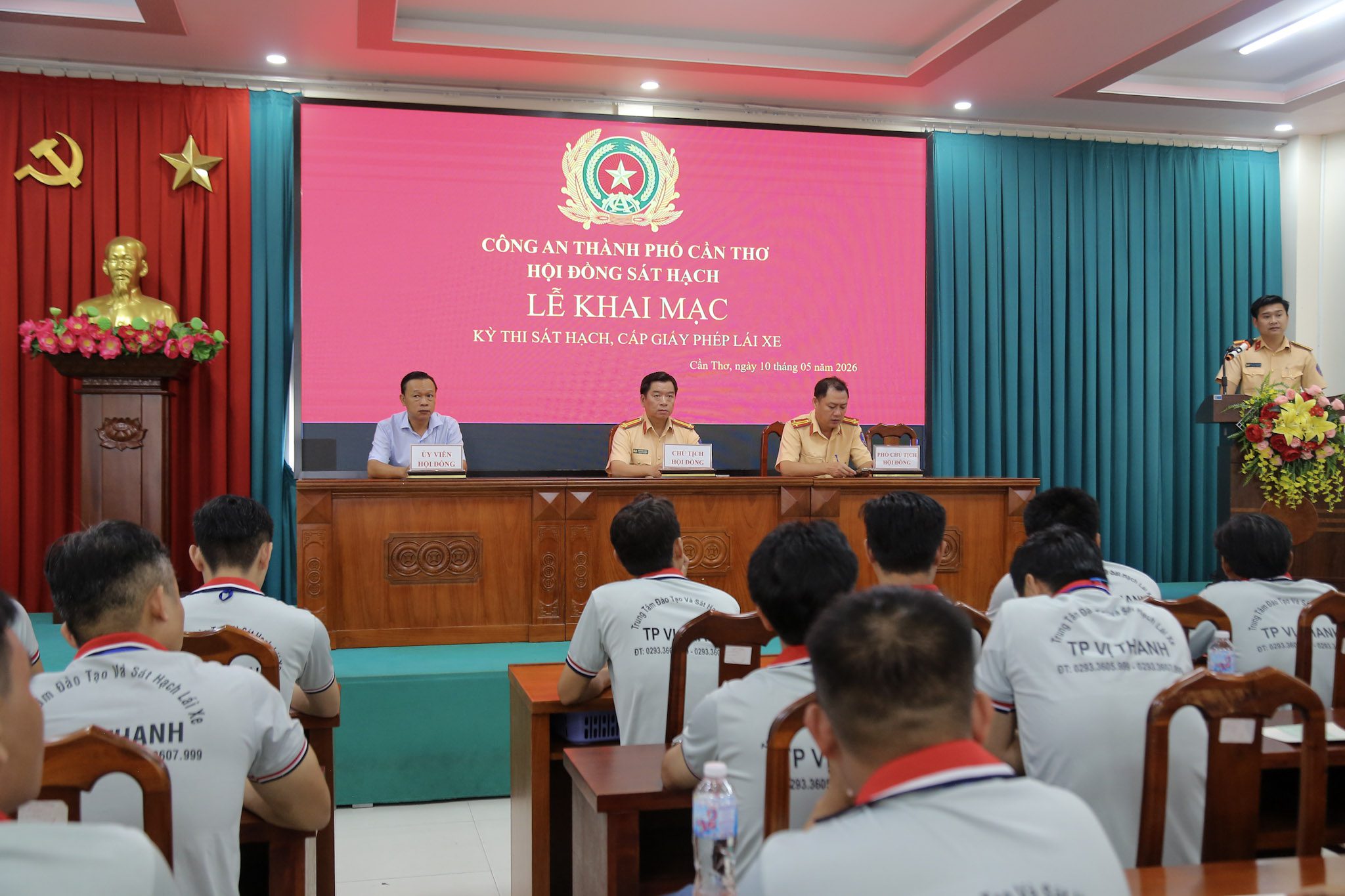 Hình ảnh buổi lễ khai mạc tại hội trường Trung tâm đào tạo và sát hạch lái xe thành phố Vị Thanh