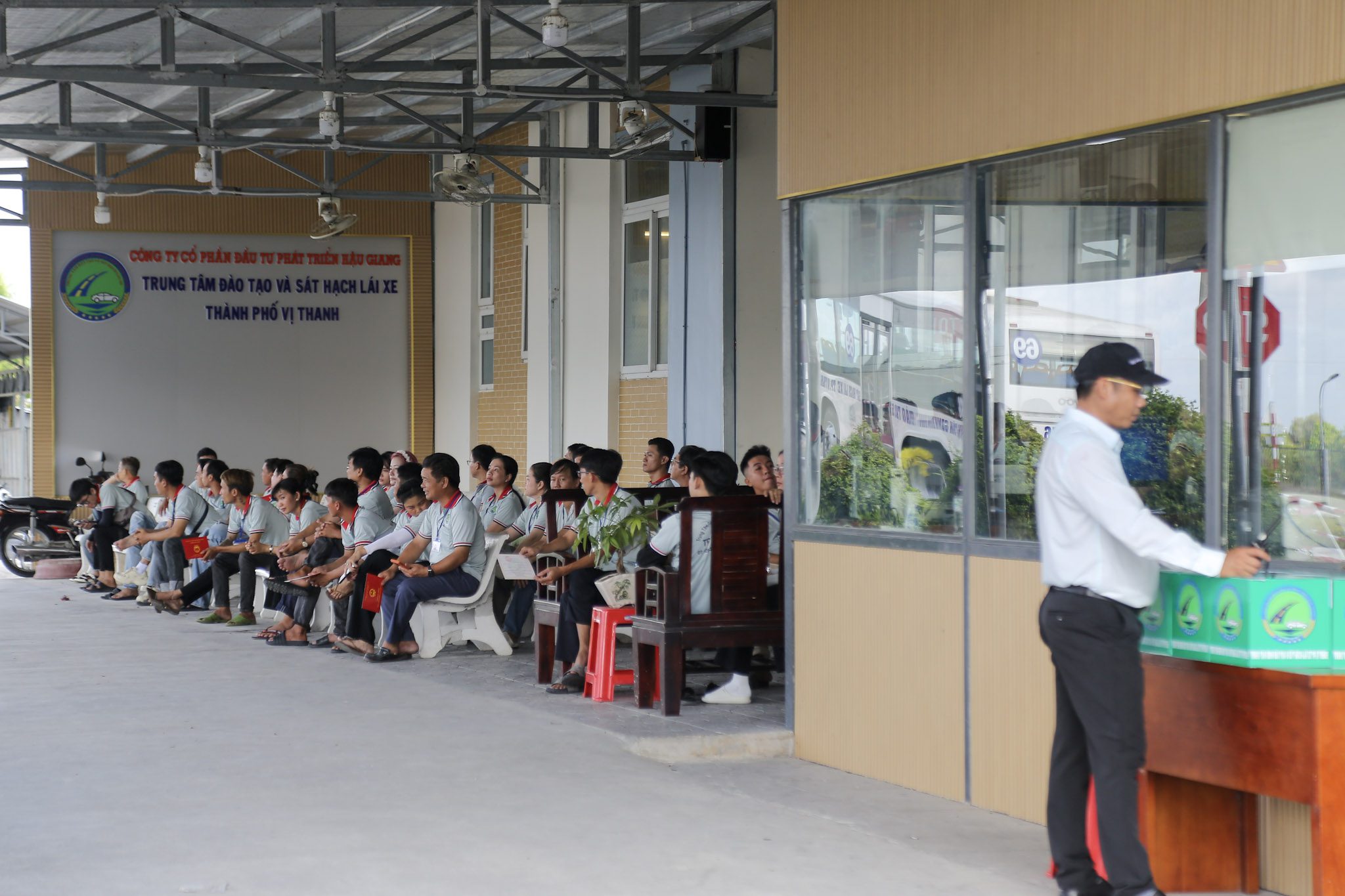 SÁT HẠCH LÁI XE 17/05/2026 TẠI TRUNG TÂM ĐÀO TẠO & SÁT HẠCH LÁI XE THÀNH PHỐ VỊ THANH 2 Hình ảnh tại sân chờ phần thi sa hình Trung tâm đào tạo và sát hạch lái xe thành phố Vị Thanh