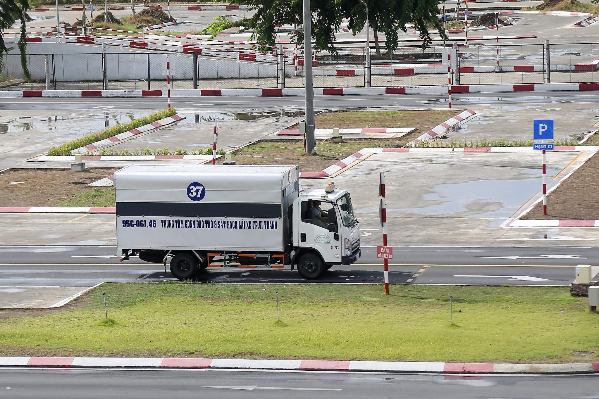 SÁT HẠCH LÁI XE 20/05/2026 TẠI TRUNG TÂM ĐÀO TẠO & SÁT HẠCH LÁI XE THÀNH PHỐ VỊ THANH 4 Hình ảnh xe sát hạch hạng C1 trong phần thi sa hình
