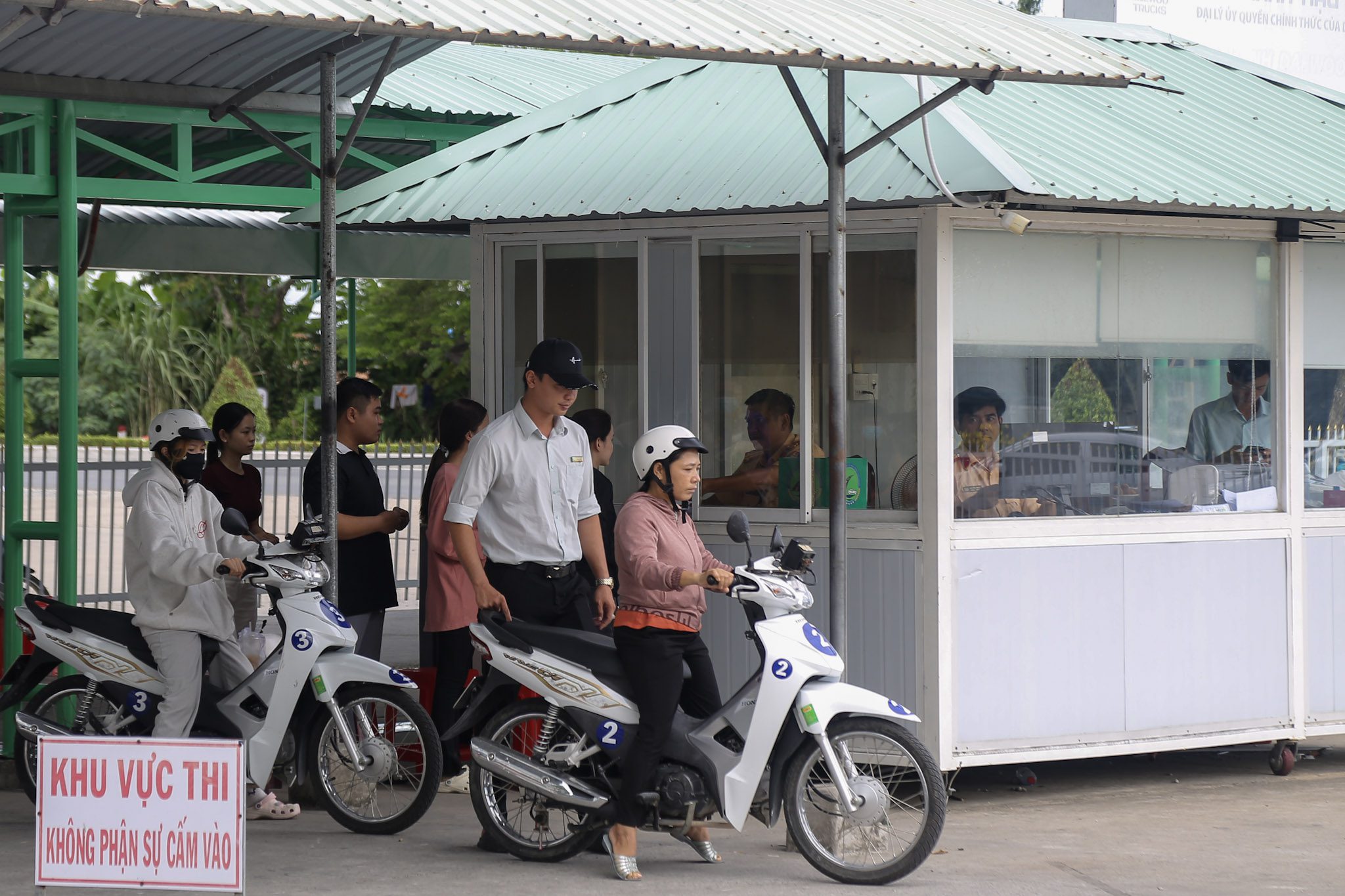 SÁT HẠCH LÁI XE 27/05/2026 TẠI TRUNG TÂM ĐÀO TẠO & SÁT HẠCH LÁI XE THÀNH PHỐ VỊ THANH 3 Hình ảnh học viên chuẩn bị tại vạch xuất phát thi sát hạch mô tô hạng A1