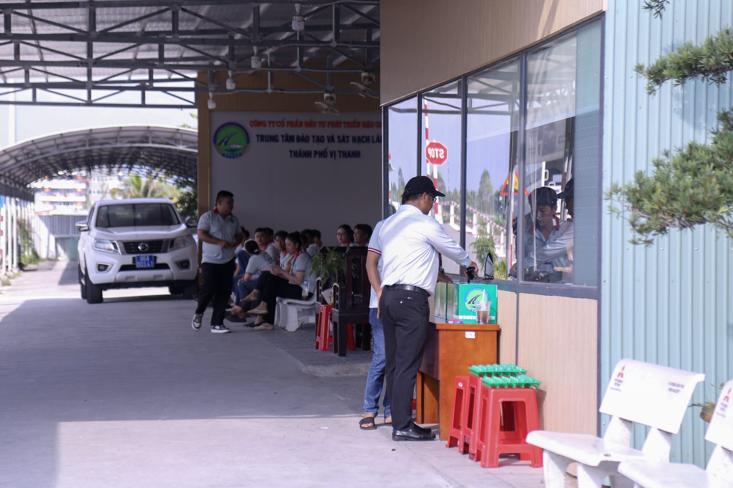 Hình ảnh học viên bốc thăm số xe ngẫu nhiên tại phần thi sa hình