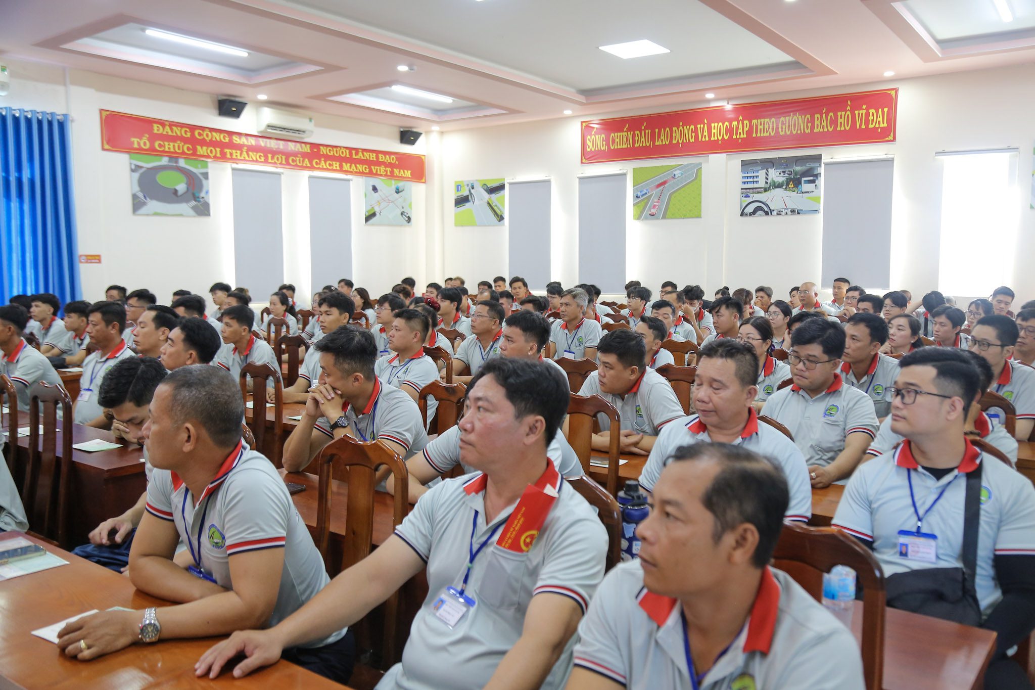 Hình ảnh các học viên tập trung tại hội trường Trung tâm đào tạo và sát hạch lái xe thành phố Vị Thanh