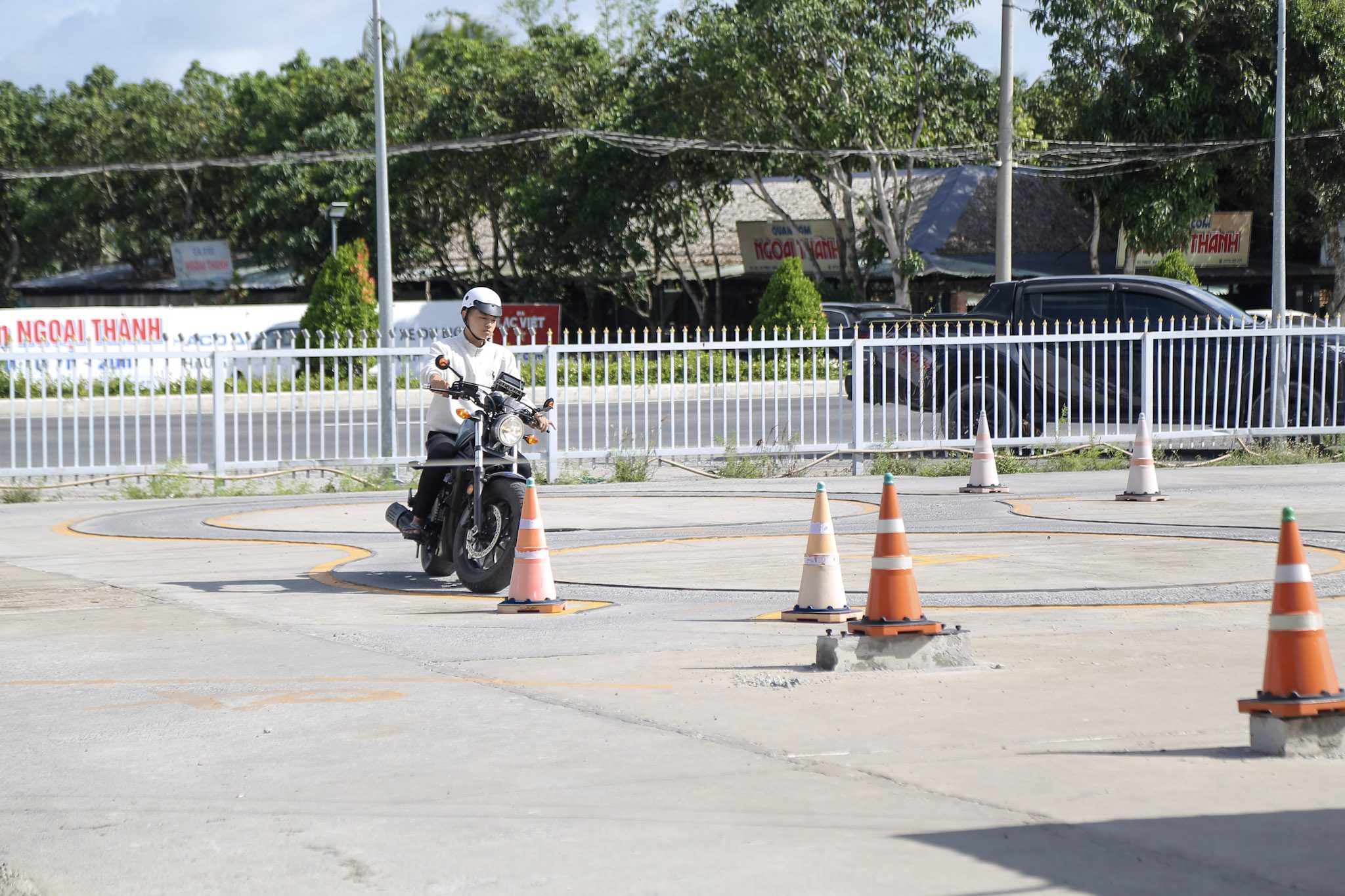 SÁT HẠCH LÁI XE 17/05/2026 TẠI TRUNG TÂM ĐÀO TẠO & SÁT HẠCH LÁI XE THÀNH PHỐ VỊ THANH 5 Hình ảnh học viên trong phần thi tại sân thi hạng xe A