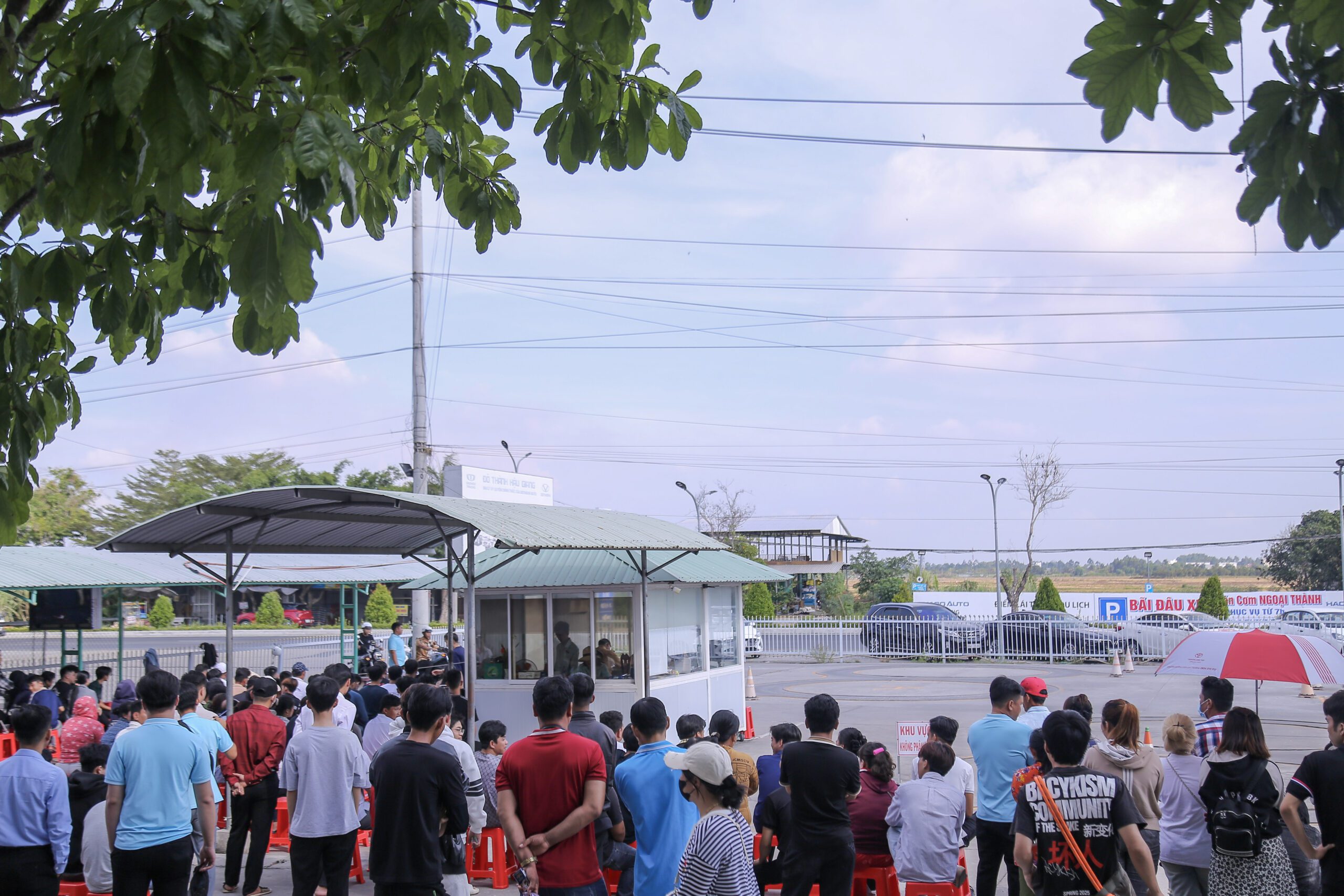 Hình ảnh học viên tập trung tại sân thi hạng xe A
