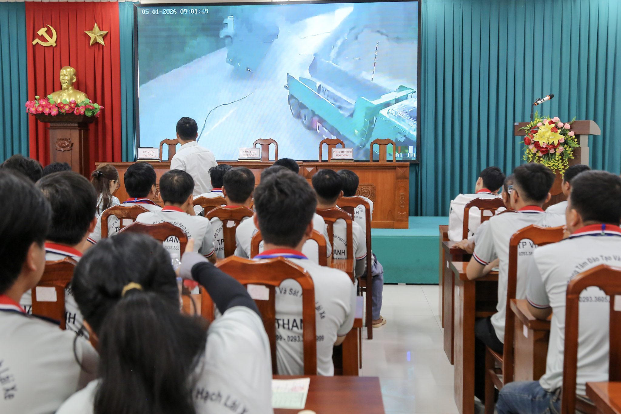 Hình ảnh trình chiếu video phản ánh nguyên nhân gây tai nạn giao thông