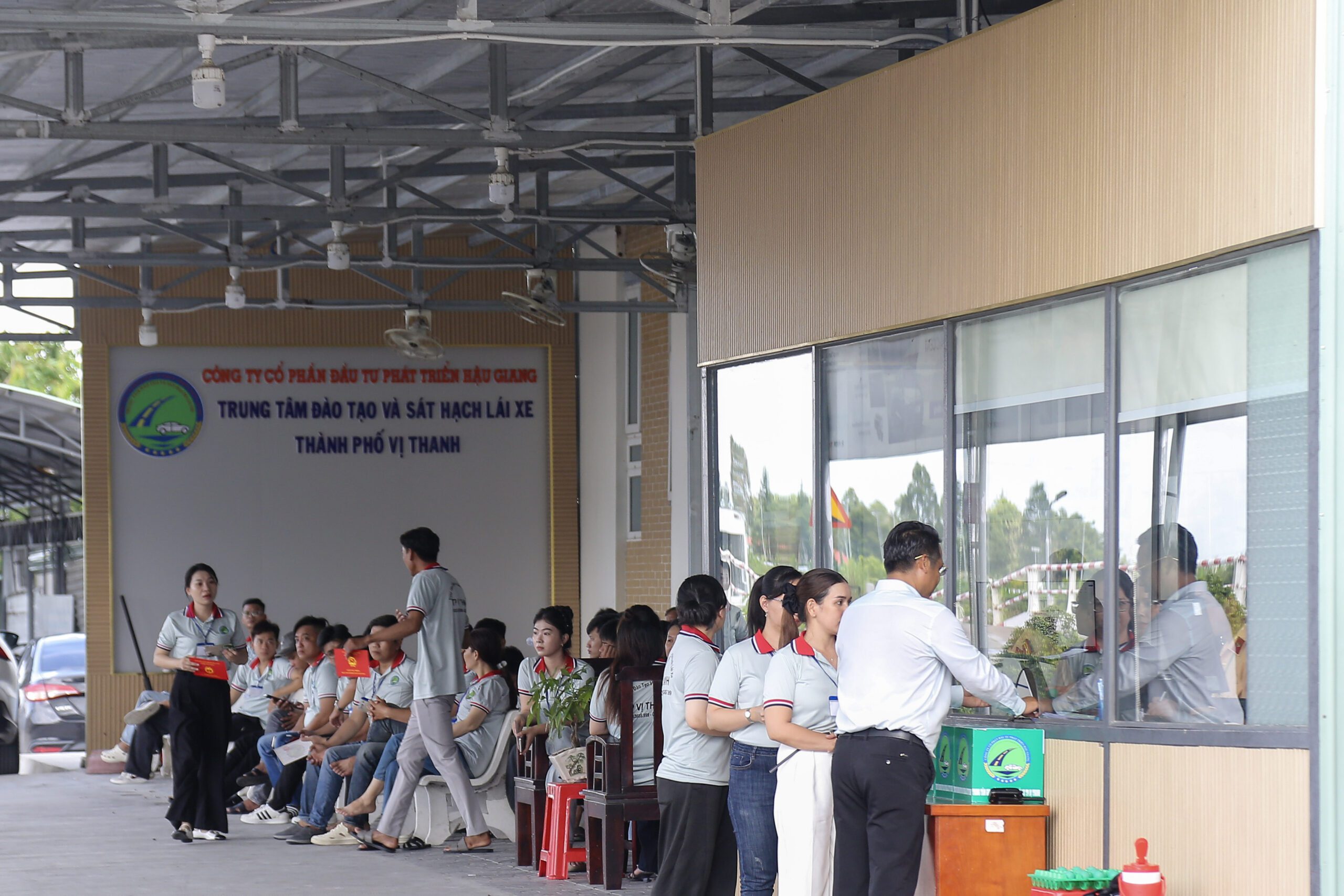 SÁT HẠCH LÁI XE 24/05/2026 TẠI TRUNG TÂM ĐÀO TẠO & SÁT HẠCH LÁI XE THÀNH PHỐ VỊ THANH 4 Hình ảnh học viên tại sảnh chờ thi sa hình và học viên lên bốc thăm số xe sát hạch