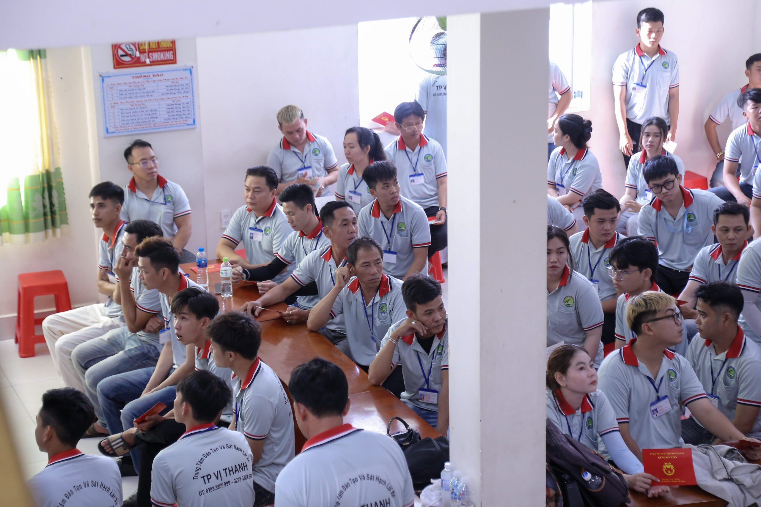 Hình ảnh học viên tại sảnh chờ phần thi lý thuyết và mô phỏng