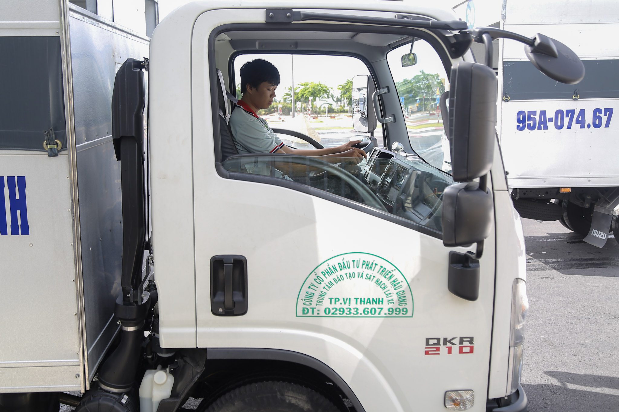 SÁT HẠCH LÁI XE 20/05/2026 TẠI TRUNG TÂM ĐÀO TẠO & SÁT HẠCH LÁI XE THÀNH PHỐ VỊ THANH 5 Hình ảnh học viên chuẩn bị thao tác trước phần thi sa hình