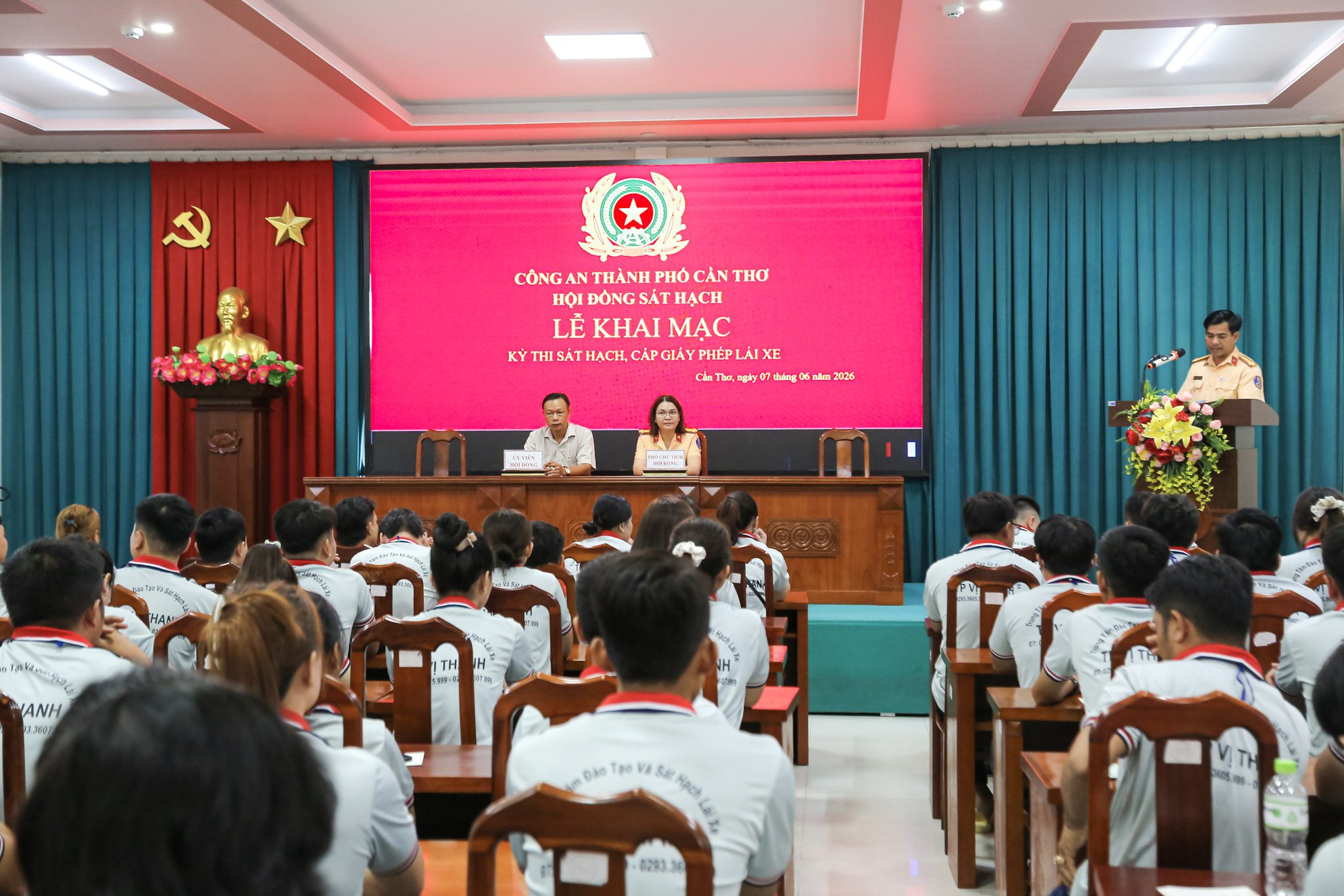 SÁT HẠCH LÁI XE 07/06/2026 TẠI TRUNG TÂM ĐÀO TẠO & SÁT HẠCH LÁI XE THÀNH PHỐ VỊ THANH 1 Toàn cảnh không khí trang trọng tại lễ khai mạc kỳ sát hạch cấp Giấy phép lái xe ngày 07/06/2026.