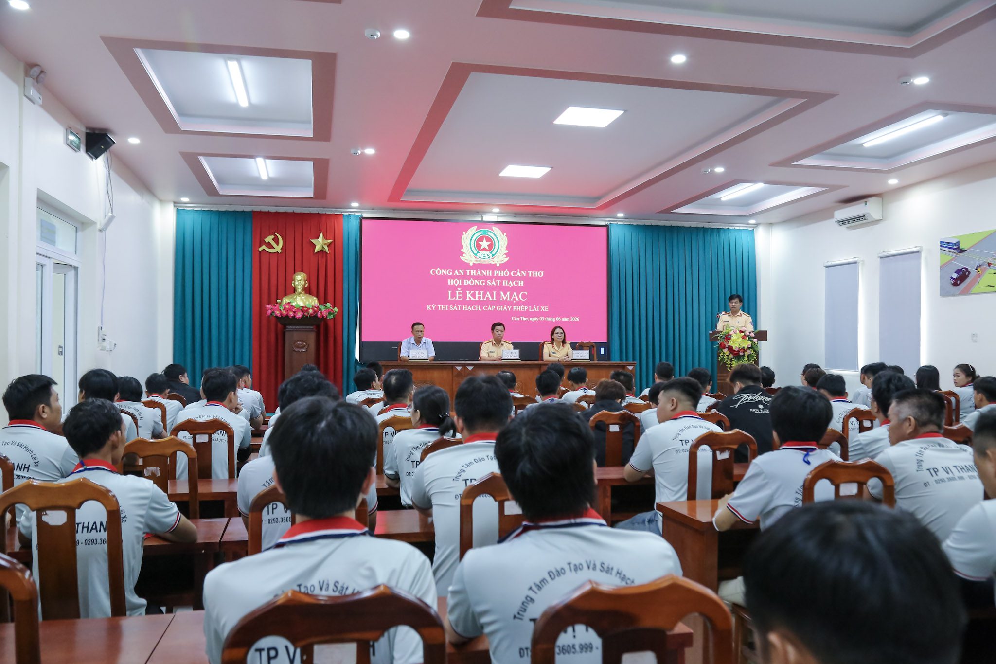 SÁT HẠCH LÁI XE 03/06/2026 TẠI TRUNG TÂM ĐÀO TẠO & SÁT HẠCH LÁI XE THÀNH PHỐ VỊ THANH 1 Hình ảnh buổi lễ khai mạc diễn ra tại hội trường Trung tâm đào tạo và sát hạch lái xe thành phố Vị Thanh