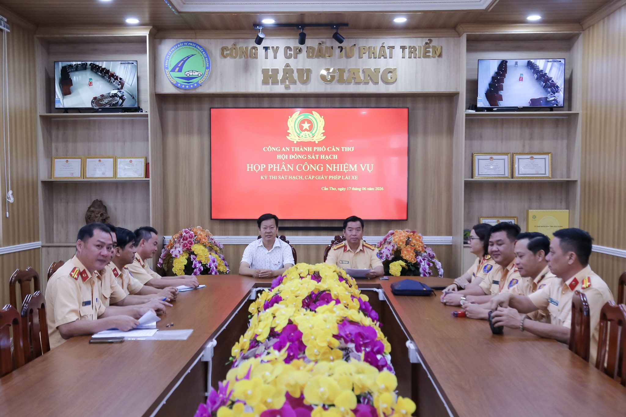 SÁT HẠCH LÁI XE 17/06/2026 TẠI TRUNG TÂM ĐÀO TẠO & SÁT HẠCH LÁI XE THÀNH PHỐ VỊ THANH 1 Hội đồng sát hạch họp triển khai phương án tổ chức và phân công trách nhiệm cụ thể cho từng bộ phận trước giờ thi.