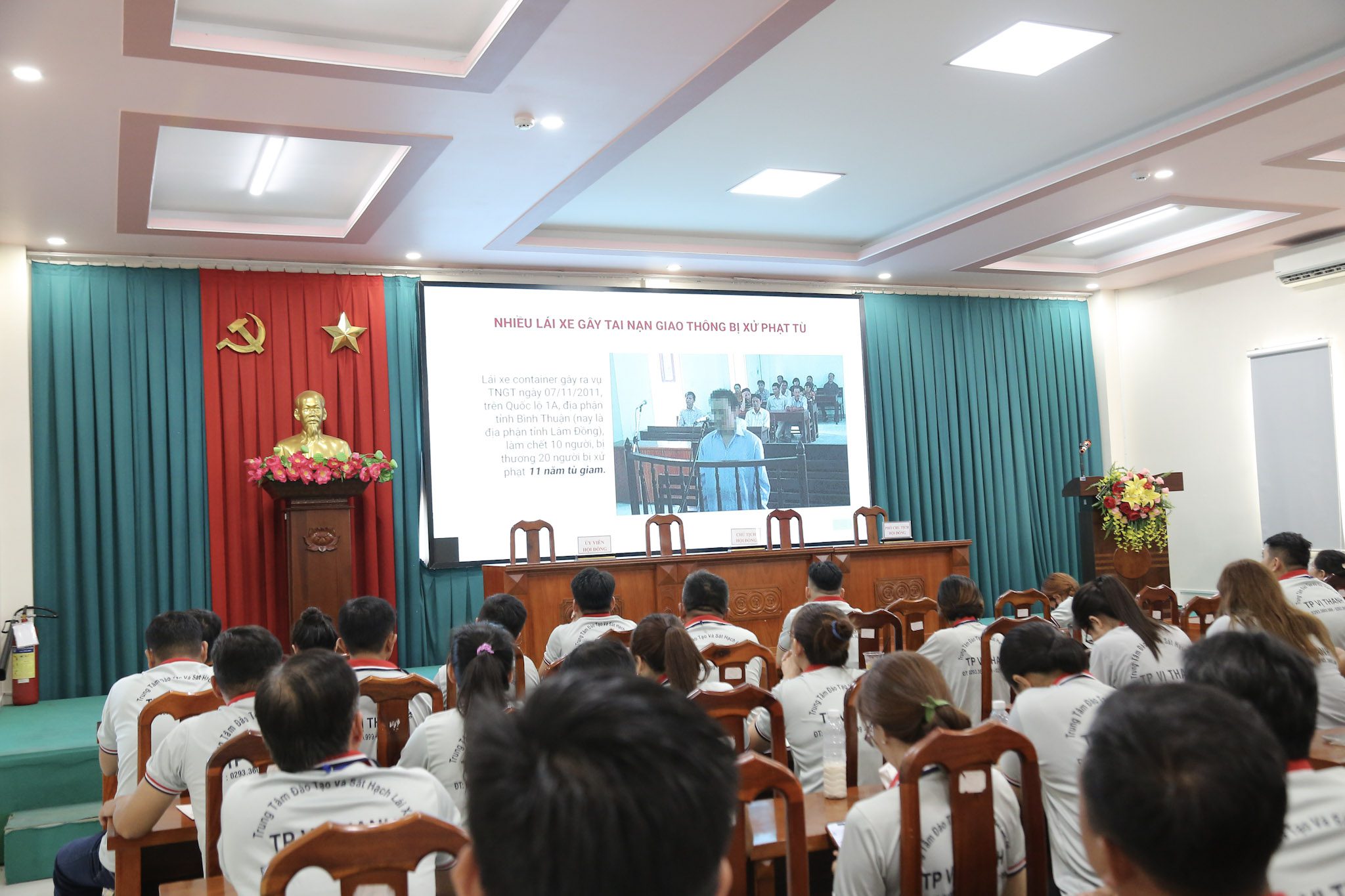 SÁT HẠCH LÁI XE 21/06/2026 TẠI TRUNG TÂM ĐÀO TẠO & SÁT HẠCH LÁI XE THÀNH PHỐ VỊ THANH 1 Học viên tập trung theo dõi video tuyên truyền an toàn giao thông nhằm nâng cao ý thức chấp hành pháp luật.