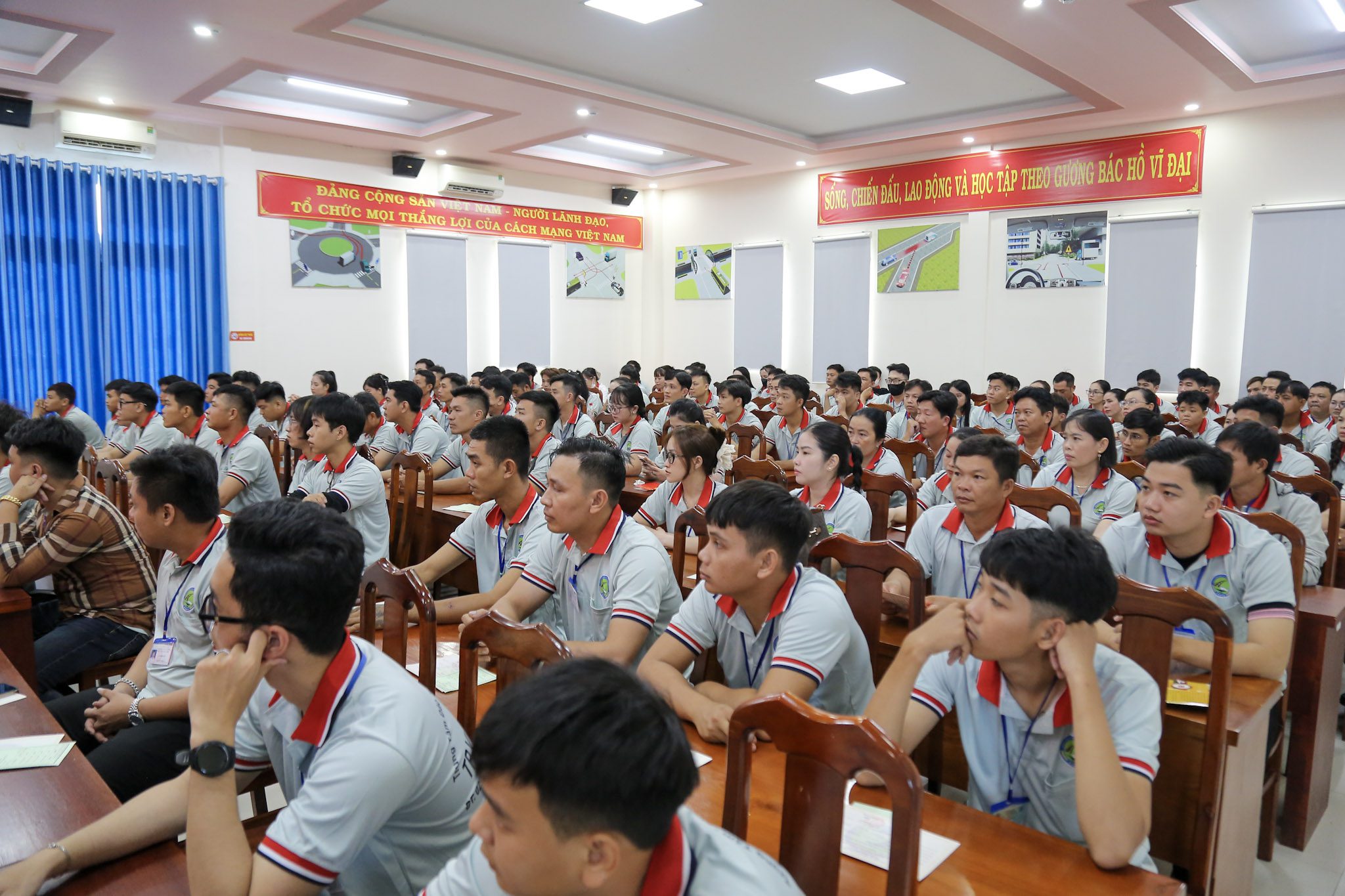 SÁT HẠCH LÁI XE 24/06/2026 TẠI TRUNG TÂM ĐÀO TẠO & SÁT HẠCH LÁI XE THÀNH PHỐ VỊ THANH 1 Hình ảnh học viên tập trung đông đủ tại hội trường lớn từ sáng sớm trước giờ diễn ra kỳ thi.