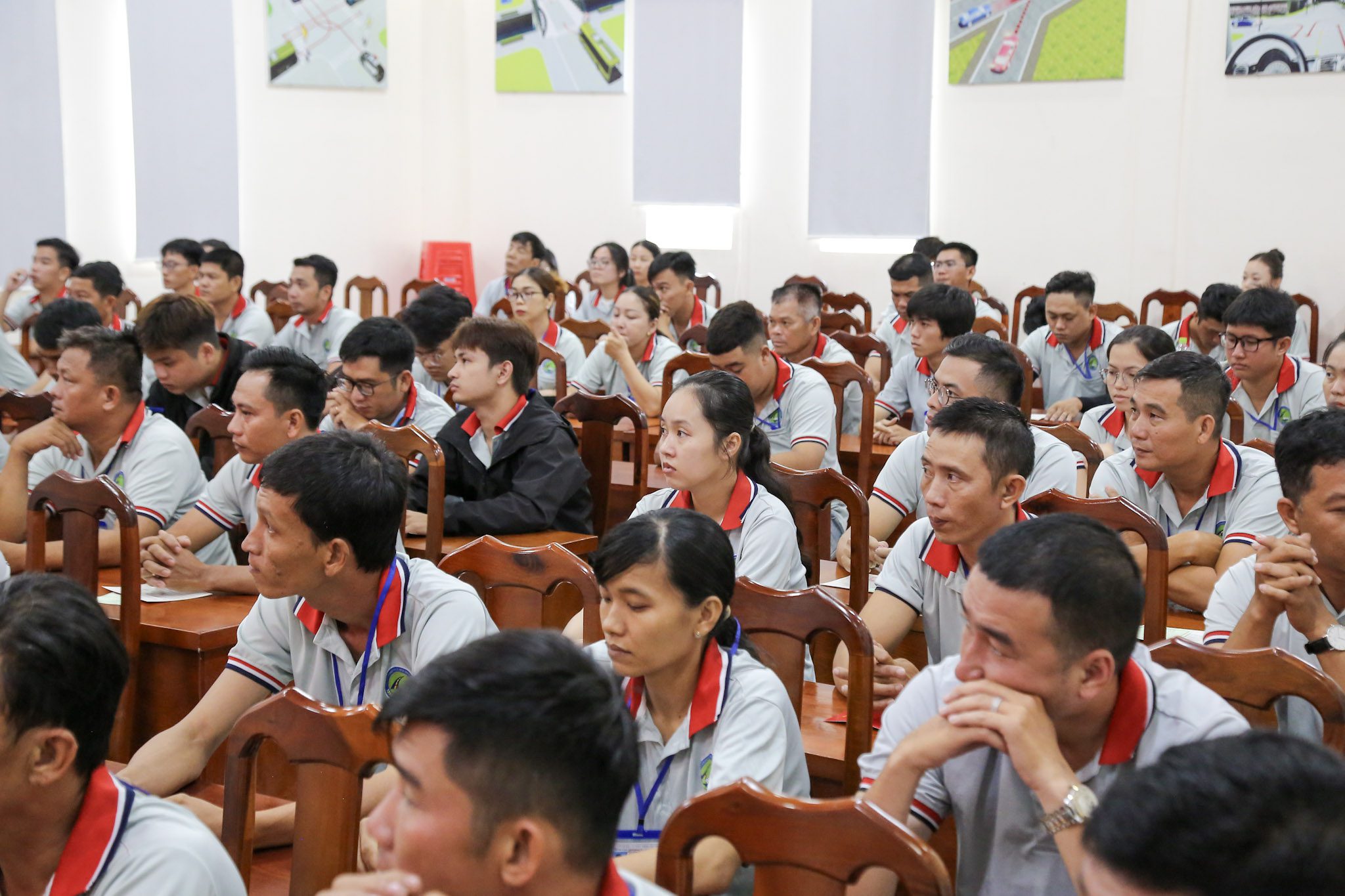 SÁT HẠCH LÁI XE 03/06/2026 TẠI TRUNG TÂM ĐÀO TẠO & SÁT HẠCH LÁI XE THÀNH PHỐ VỊ THANH 3 Hình ảnh trung cao độ tại hội trường – nơi xen lẫn chút hồi hộp và sự mong chờ được khẳng định bản lĩnh trên sân thi.