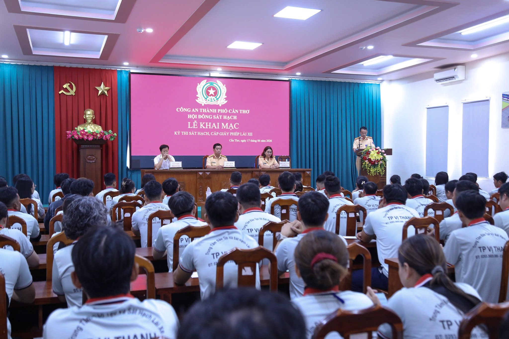 SÁT HẠCH LÁI XE 17/06/2026 TẠI TRUNG TÂM ĐÀO TẠO & SÁT HẠCH LÁI XE THÀNH PHỐ VỊ THANH 2 Toàn cảnh không khí trang trọng và nghiêm túc tại buổi lễ khai mạc kỳ sát hạch ngày 17/06/2026.