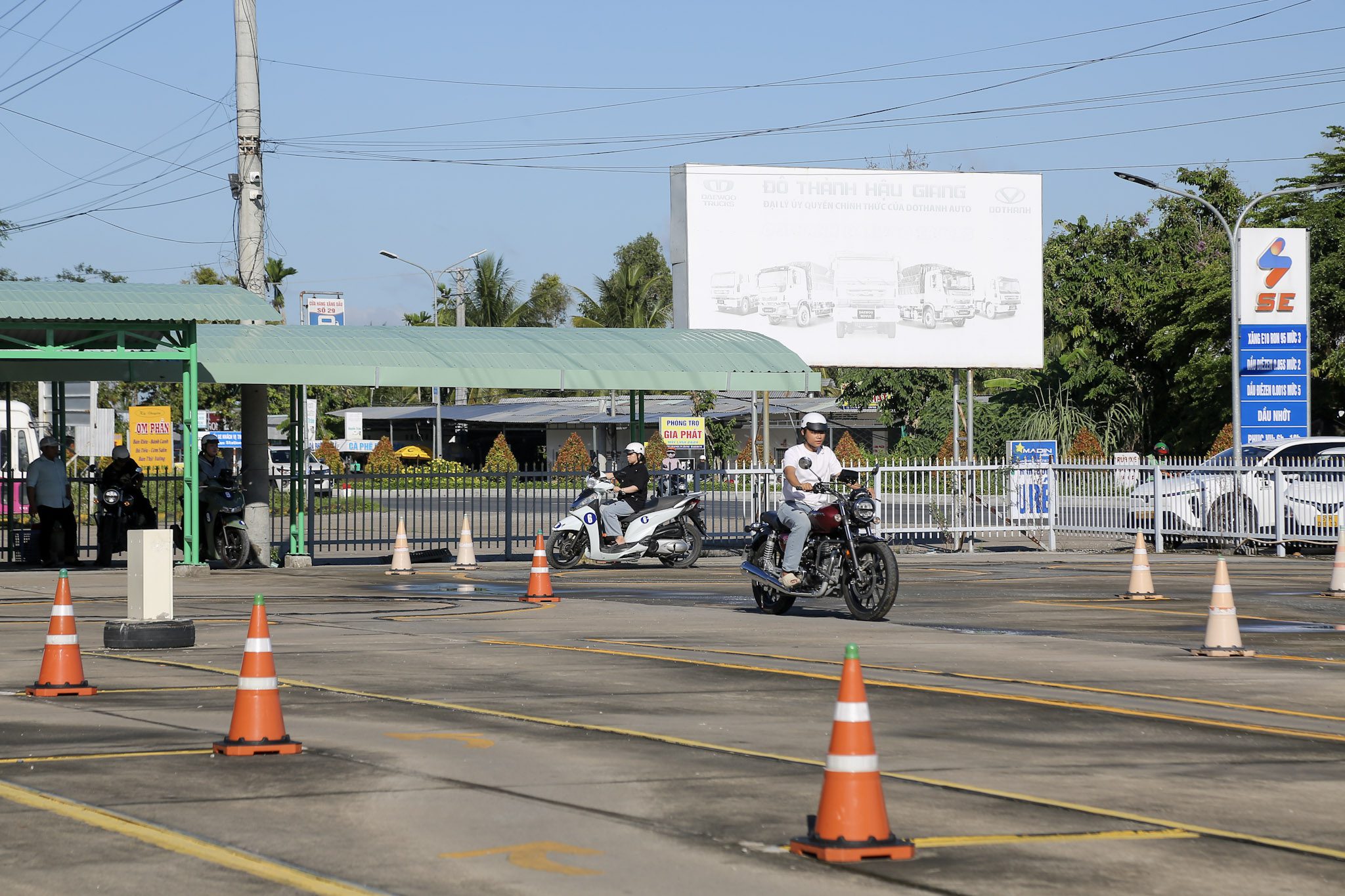 SÁT HẠCH LÁI XE 21/06/2026 TẠI TRUNG TÂM ĐÀO TẠO & SÁT HẠCH LÁI XE THÀNH PHỐ VỊ THANH 2 Thí sinh tự tin điều khiển phương tiện thực hiện bài thi thực hành mô tô hạng A trên sân thi cảm biến tự động.
