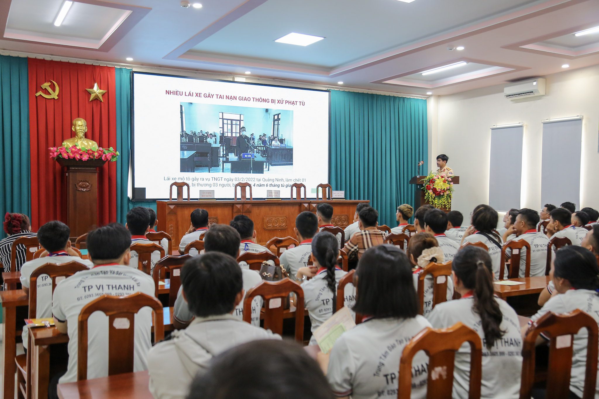 SÁT HẠCH LÁI XE 24/06/2026 TẠI TRUNG TÂM ĐÀO TẠO & SÁT HẠCH LÁI XE THÀNH PHỐ VỊ THANH 2 Học viên tập trung lắng nghe và theo dõi video tuyên truyền tai nạn giao thông nhằm nâng cao ý thức chấp hành ATGT.