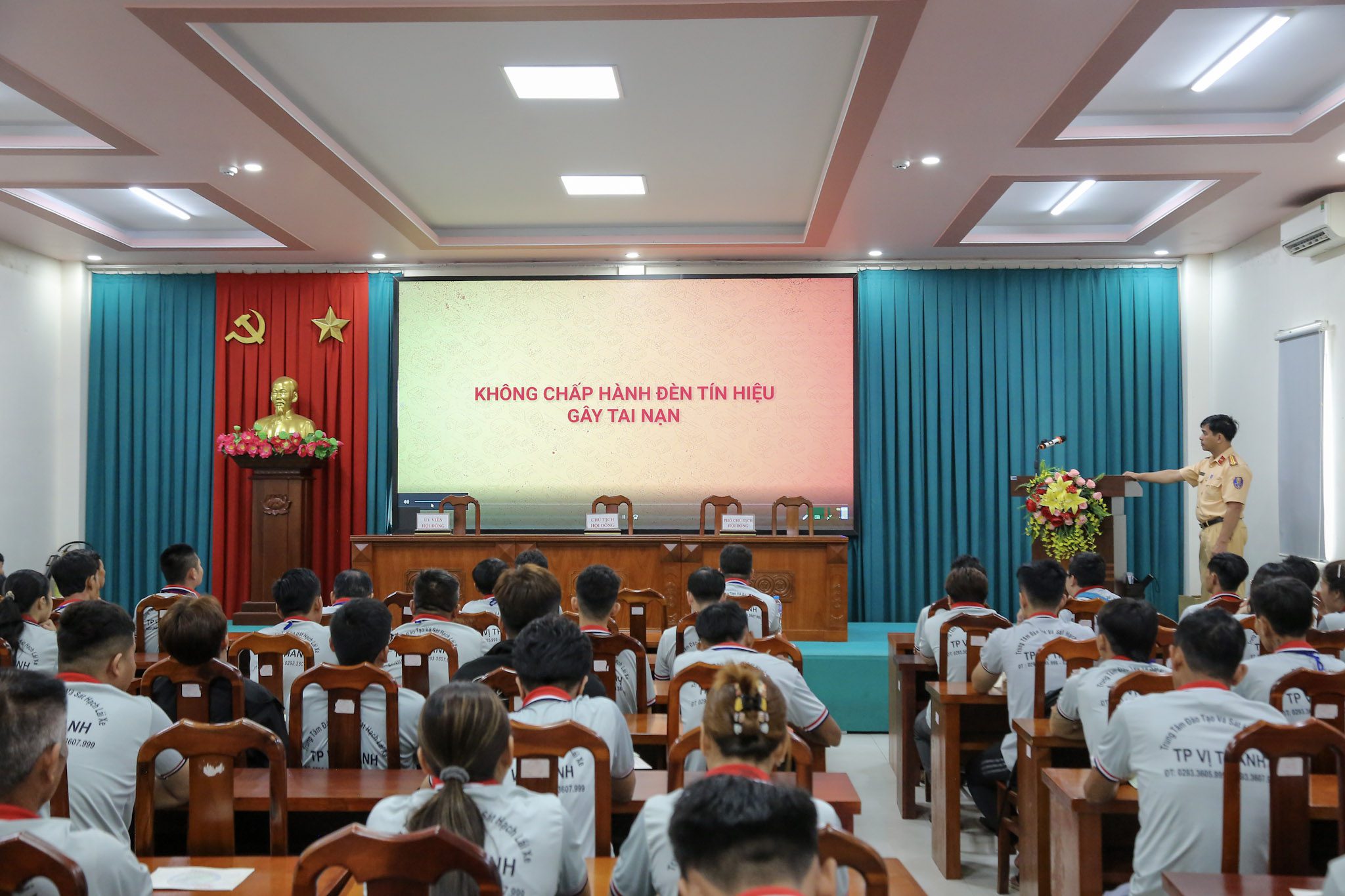 SÁT HẠCH LÁI XE 03/06/2026 TẠI TRUNG TÂM ĐÀO TẠO & SÁT HẠCH LÁI XE THÀNH PHỐ VỊ THANH 2 Học viên nghiêm túc theo dõi thước phim tư liệu về an toàn giao thông, nâng cao nhận thức thượng tôn pháp luật.