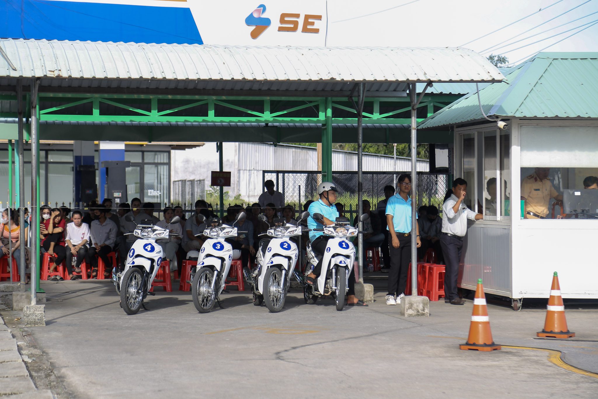 SÁT HẠCH LÁI XE 24/06/2026 TẠI TRUNG TÂM ĐÀO TẠO & SÁT HẠCH LÁI XE THÀNH PHỐ VỊ THANH 3 Hình ảnh các phương tiện trong sân sát hạch thực hành mô tô hạng A1.