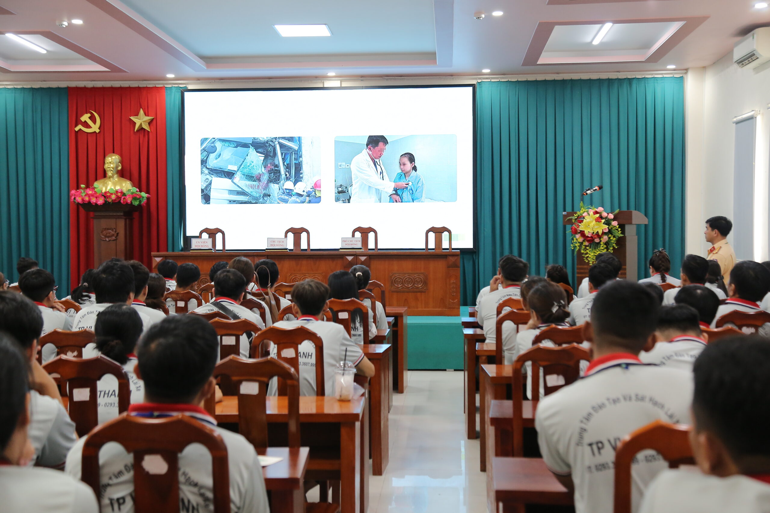 Trình chiếu video tư liệu về an toàn giao thông nhằm giáo dục ý thức chấp hành pháp luật cho học viên.