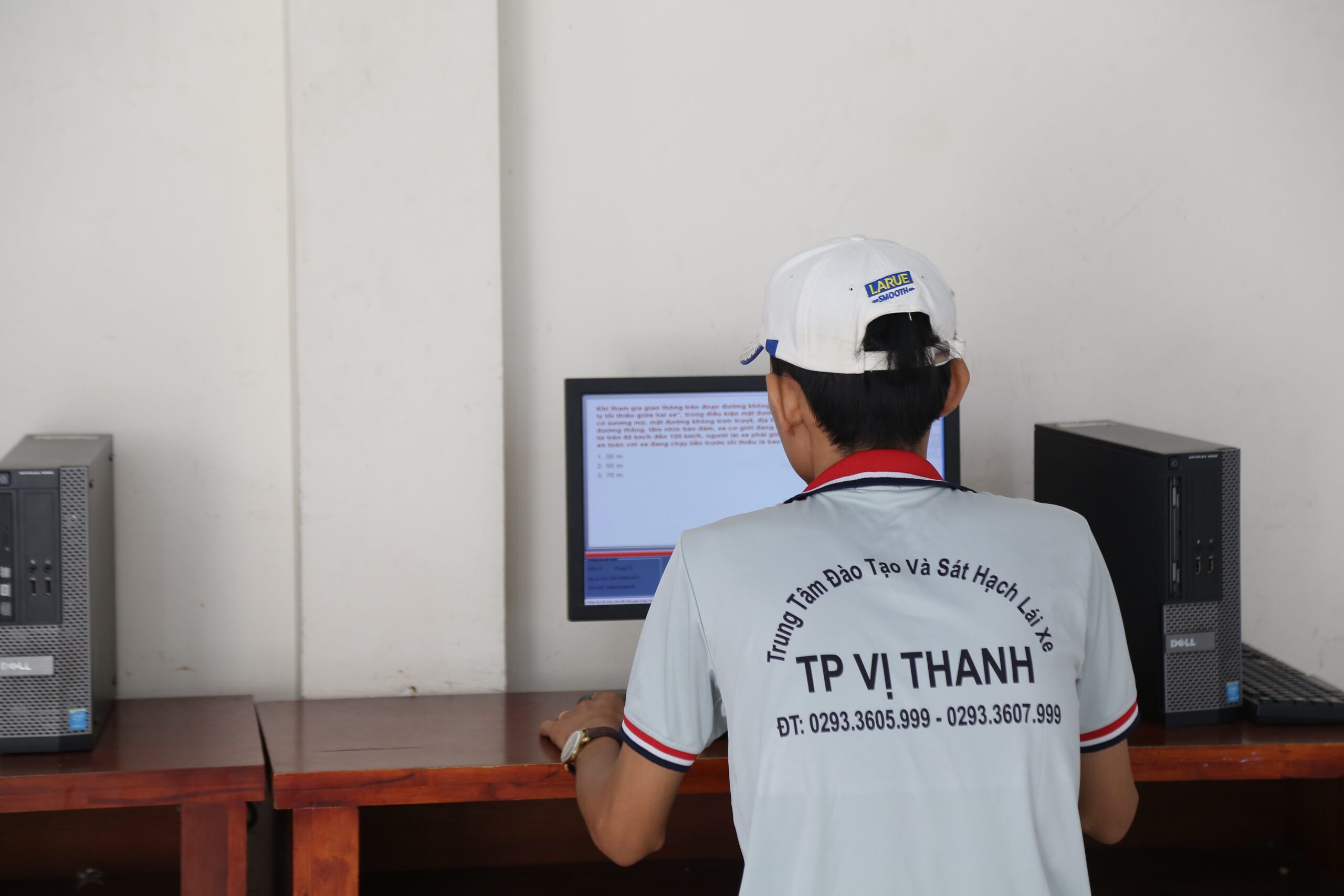 Học viên chủ động ôn luyện lại kiến thức và các tình huống mô phỏng trên máy tính trước giờ vào phòng thi.