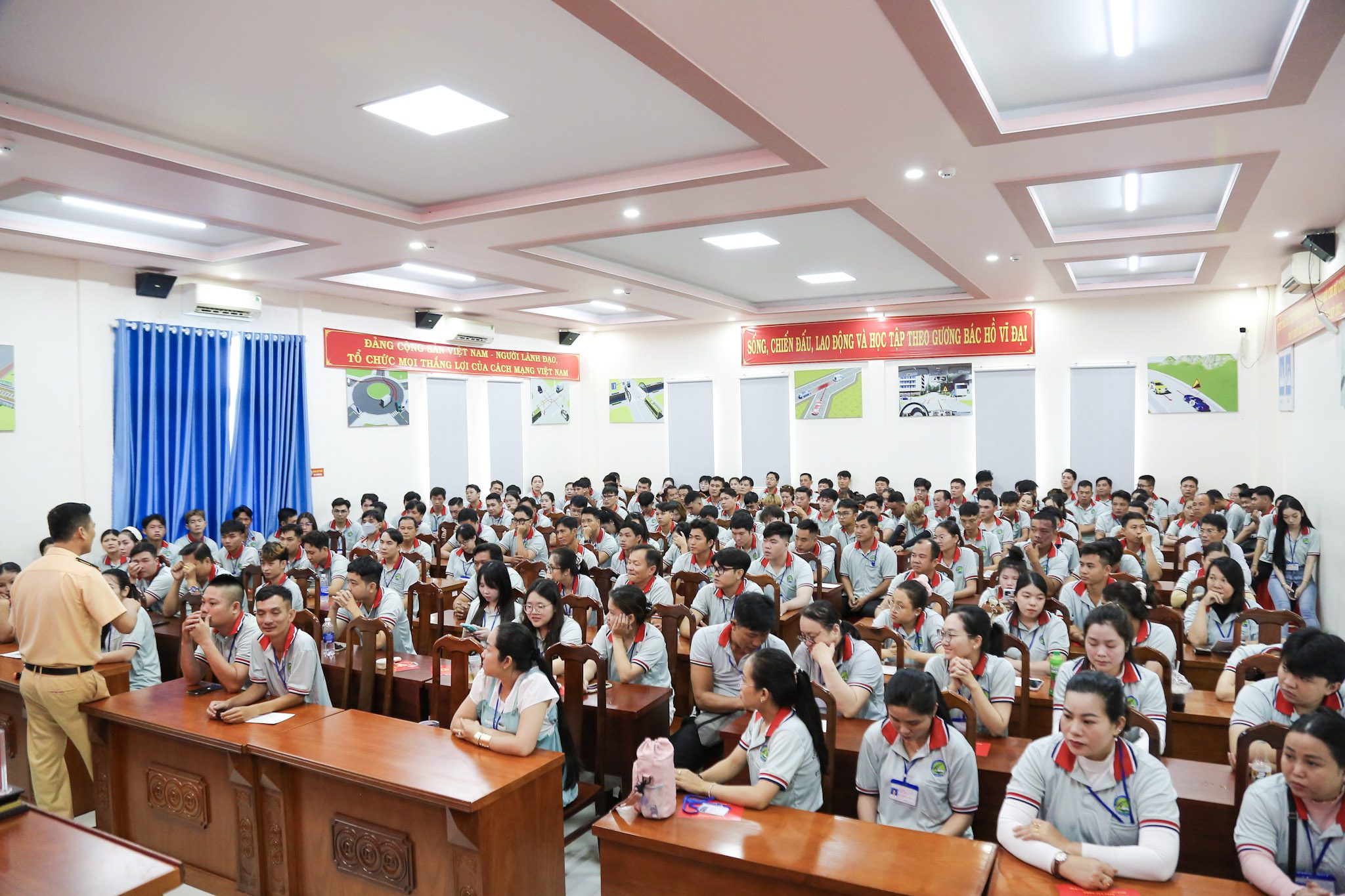 SÁT HẠCH LÁI XE 05/07/2026 TẠI TRUNG TÂM ĐÀO TẠO & SÁT HẠCH LÁI XE THÀNH PHỐ VỊ THANH 1 2 IS8A1554 SÁT HẠCH LÁI XE 05/07/2026 TẠI TRUNG TÂM ĐÀO TẠO & SÁT HẠCH LÁI XE THÀNH PHỐ VỊ THANH