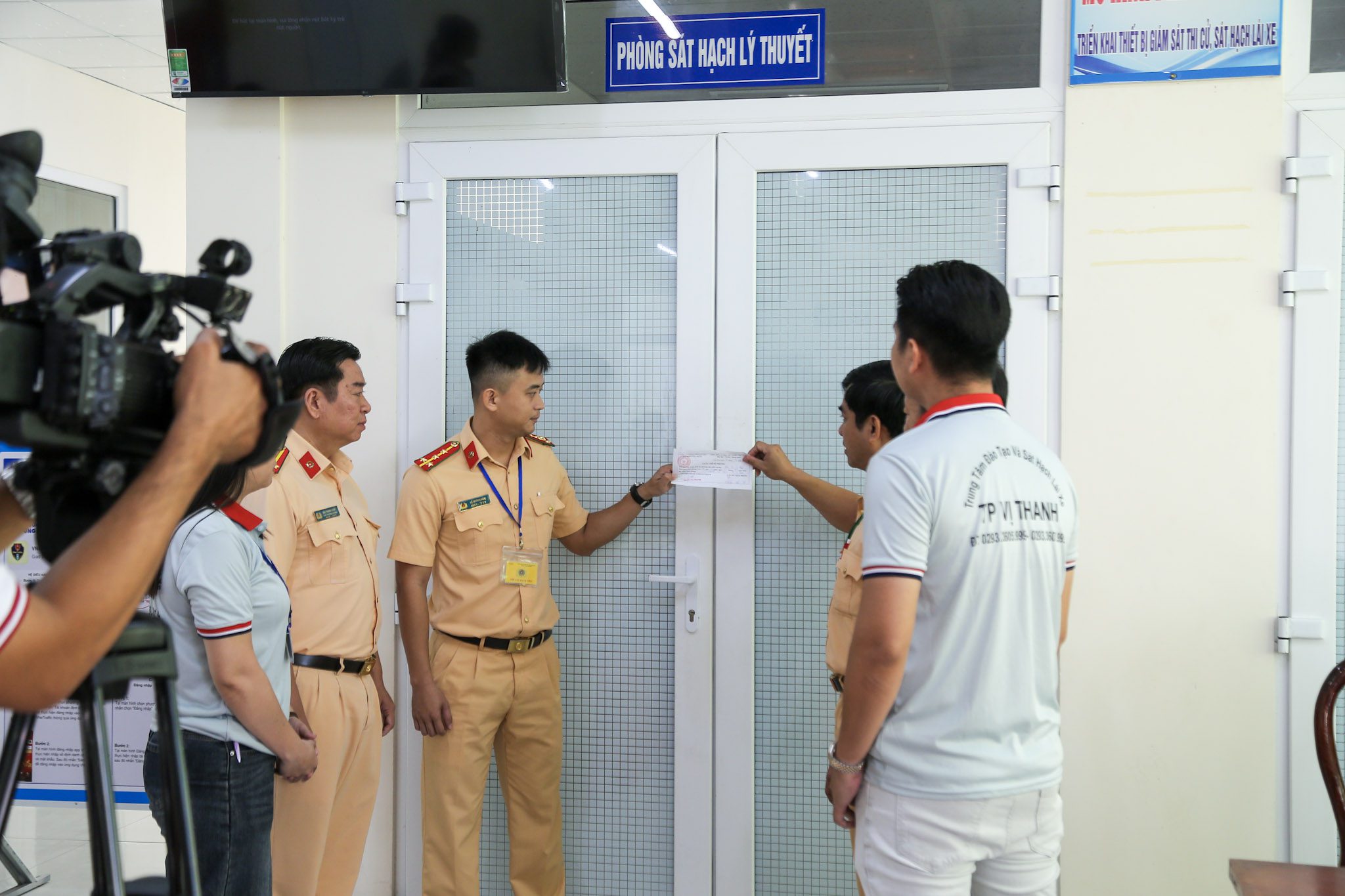 SÁT HẠCH LÁI XE 12/07/2026 TẠI TRUNG TÂM ĐÀO TẠO & SÁT HẠCH LÁI XE THÀNH PHỐ VỊ THANH 4 4 IS8A1627 SÁT HẠCH LÁI XE 12/07/2026 TẠI TRUNG TÂM ĐÀO TẠO & SÁT HẠCH LÁI XE THÀNH PHỐ VỊ THANH